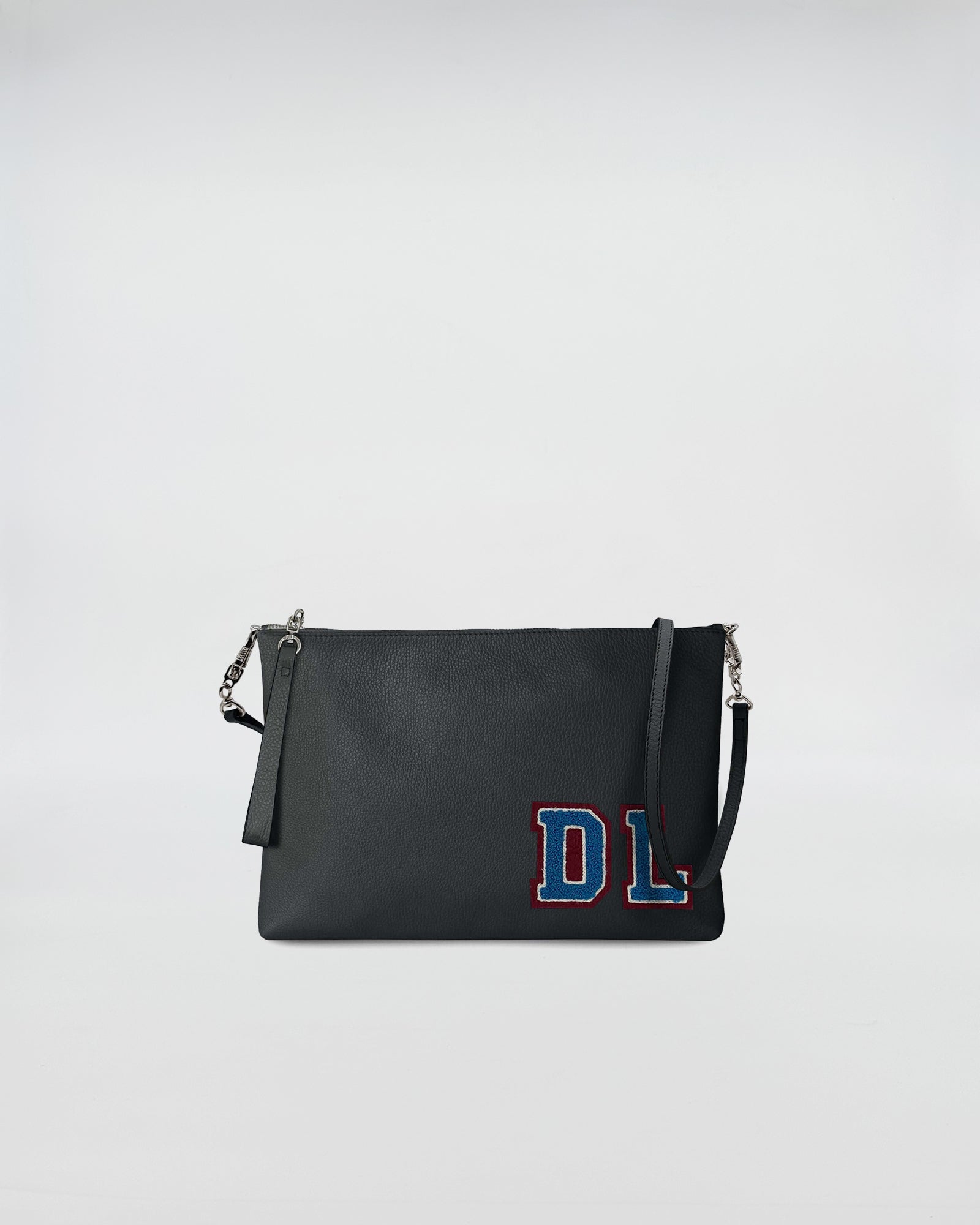 BUSTA A4 PERSONALIZZATA CON TRL in pelle nera con patch decorativo e tracolla regolabile