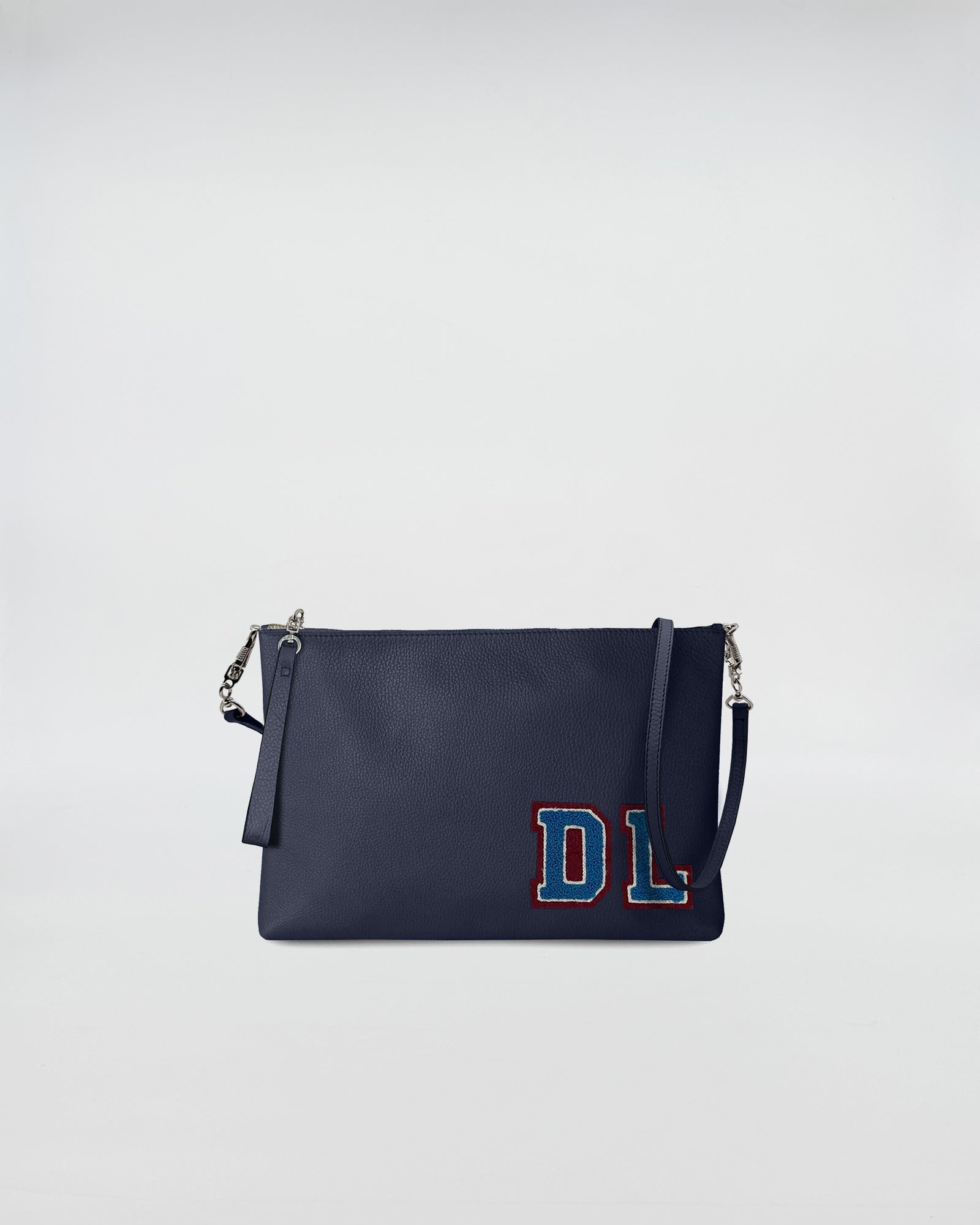 BUSTA A4 PERSONALIZZATA CON TRL in pelle blu con decorazione patch e tracolla. Pratica e ironica.