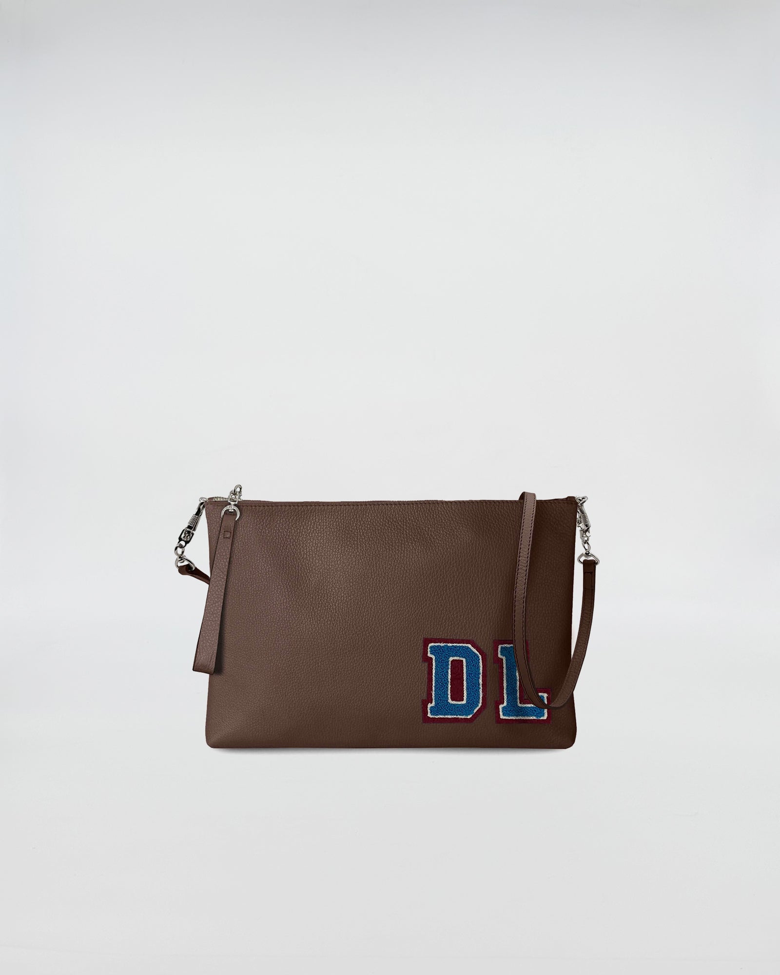 BUSTA A4 PERSONALIZZATA CON TRL in pelle marrone con patch decorativo e tracolla regolabile