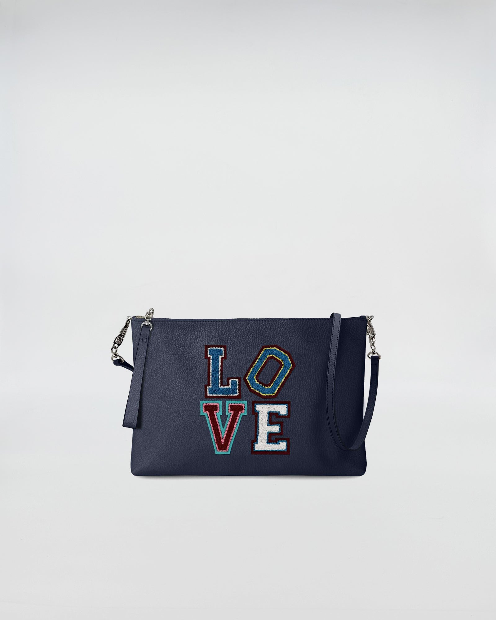 BUSTA A4 CON TRL LOVE con decorazione LOVE su sfondo blu navy, tracolla rimovibile e design pratico.