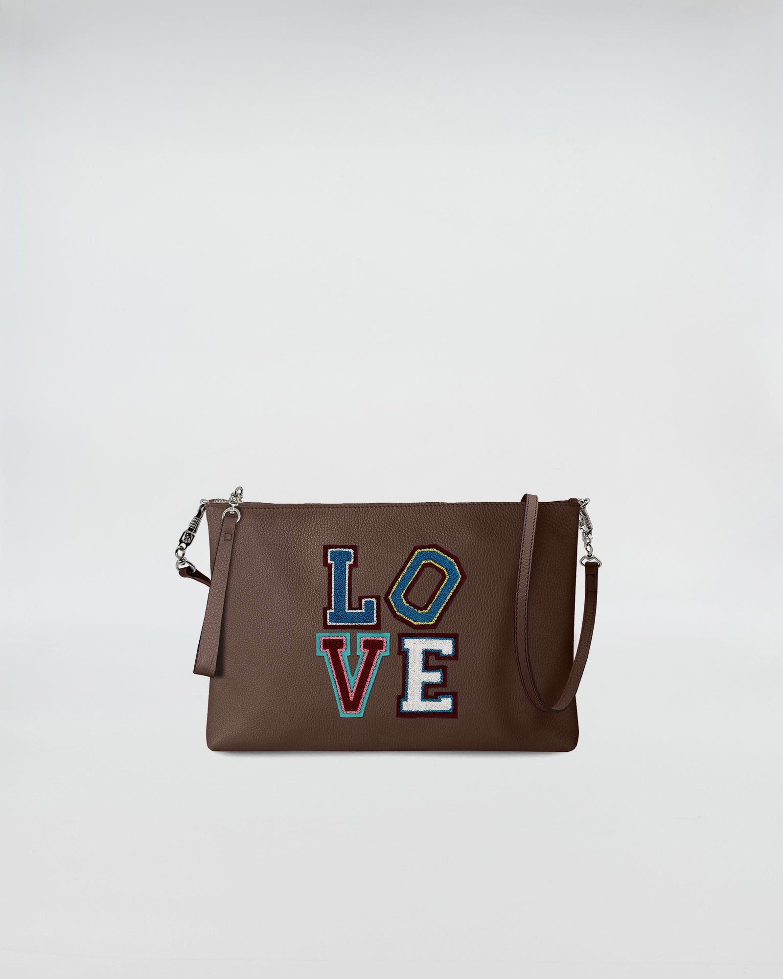 BUSTA A4 CON TRL LOVE con patch LOVE e tracolla rimovibile, in vitello pieno fiore, stile pratico e ironico.