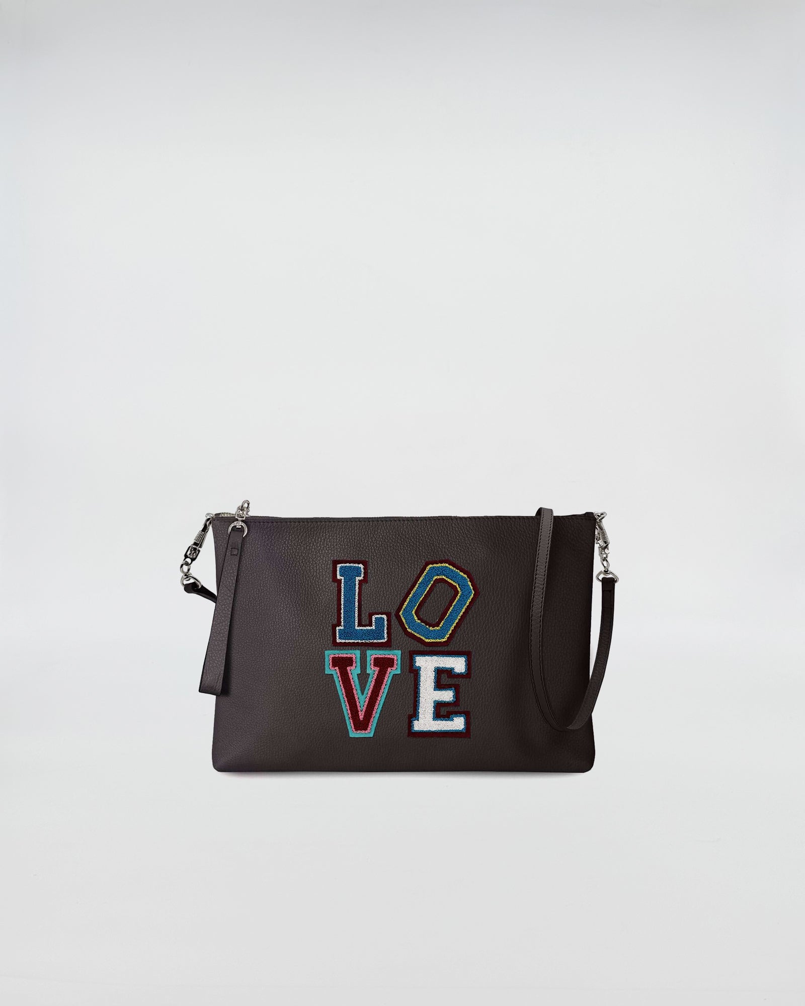 BUSTA A4 CON TRL LOVE con patch LOVE su fondo scuro, tracolla rimovibile e design compatto.