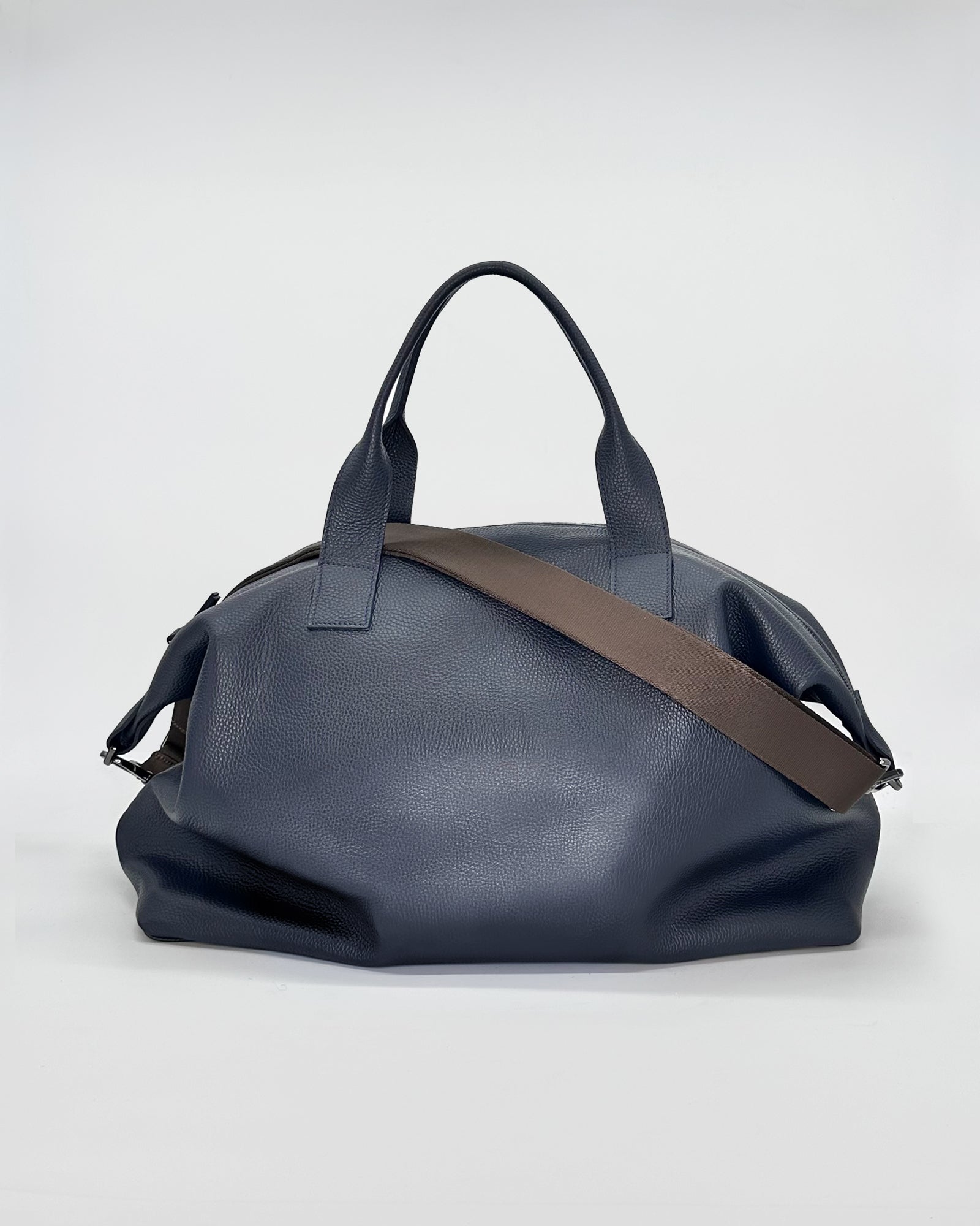 Stylish navy travel bag with detachable strap, perfect for workouts and weekend getaways.