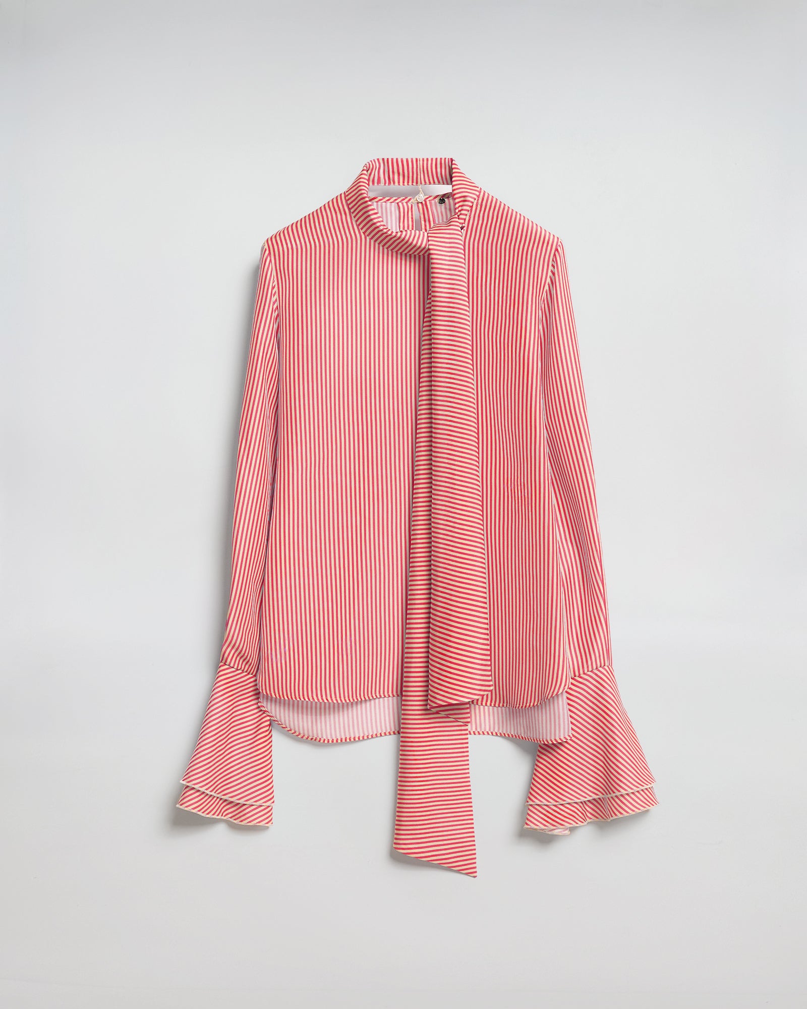 CAMICIA CHARLOTTE IN SETA CON SCIARPA: camicia a righe rosse con sciarpa abbinata e volants sui polsini.