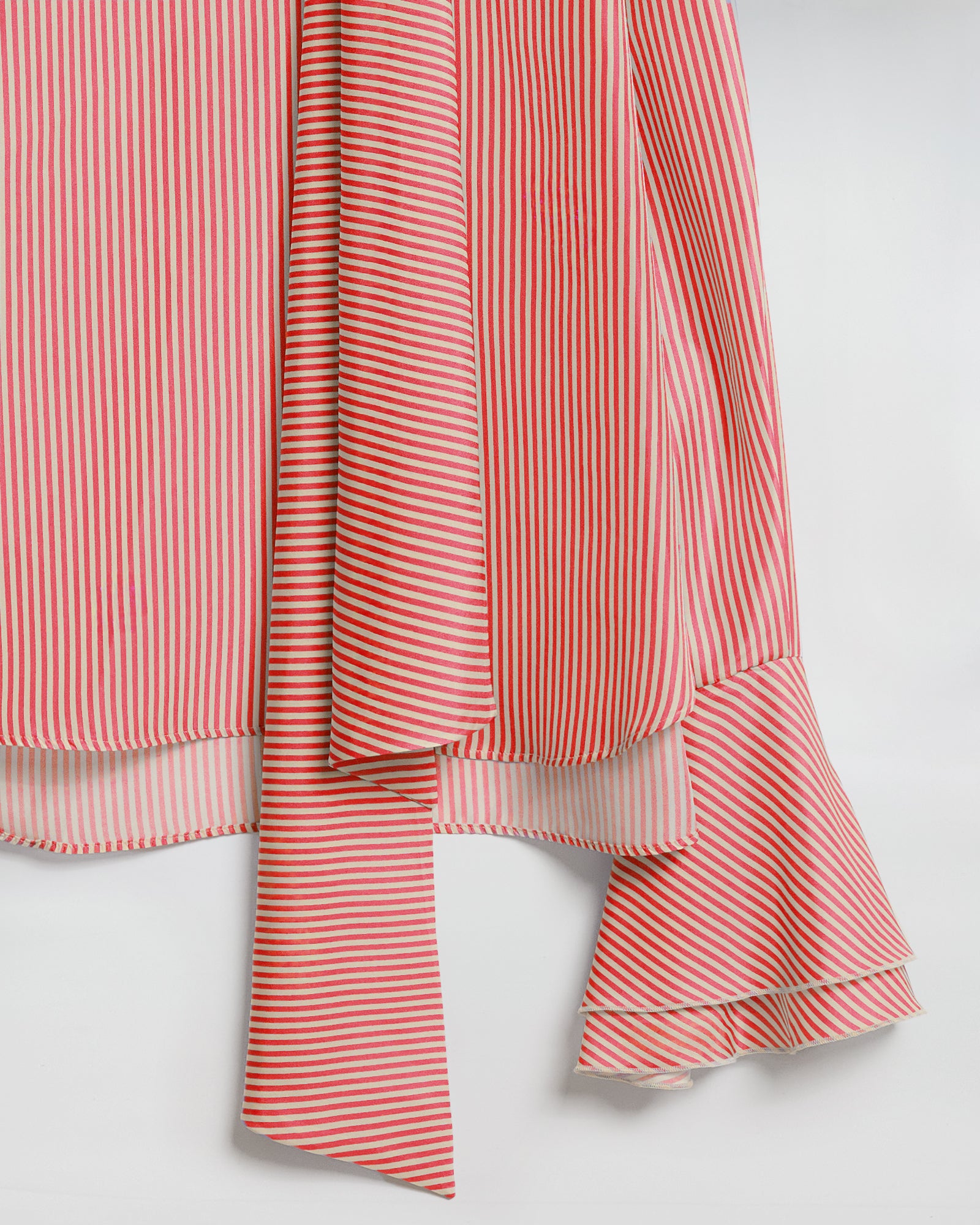 CAMICIA CHARLOTTE IN SETA CON SCIARPA - Camicia a righe con sciarpa e polsini a volants, elegante e raffinata.