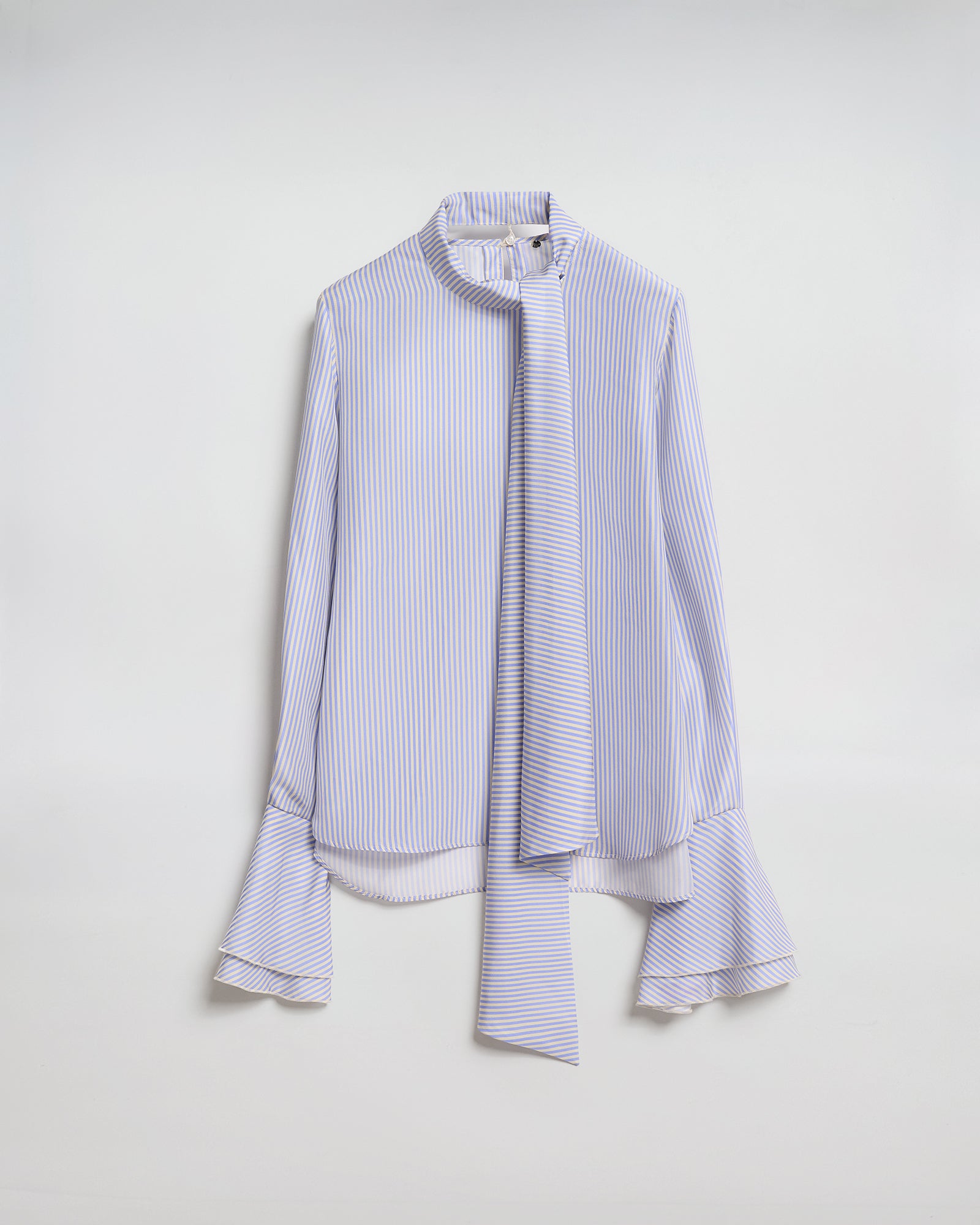 CAMICIA CHARLOTTE IN SETA CON SCIARPA, blusa eleganza con polsini a volants e sciarpa di seta.