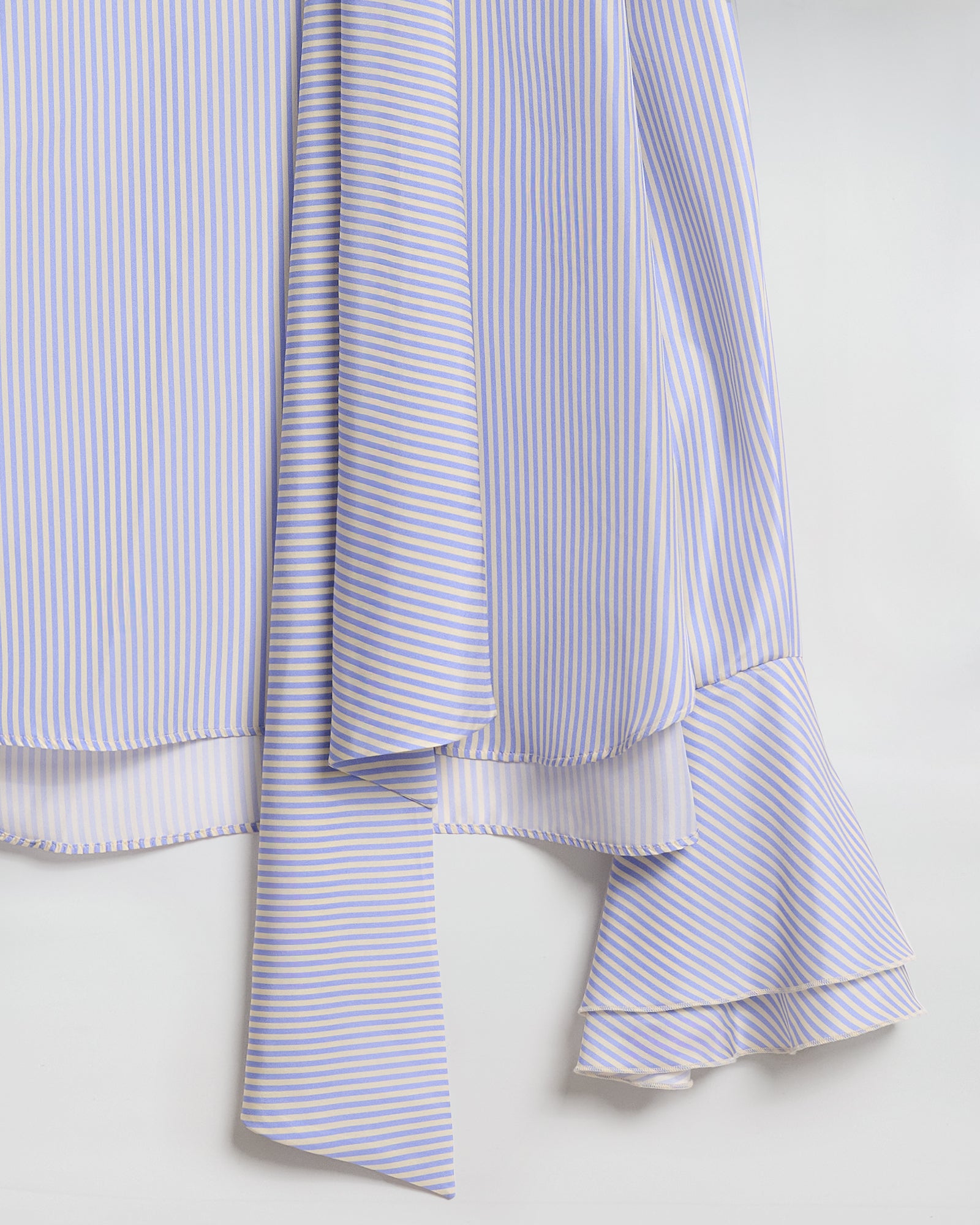 CAMICIA CHARLOTTE IN SETA CON SCIARPA, dettaglio di manica a volants e sciarpa in seta a righe.