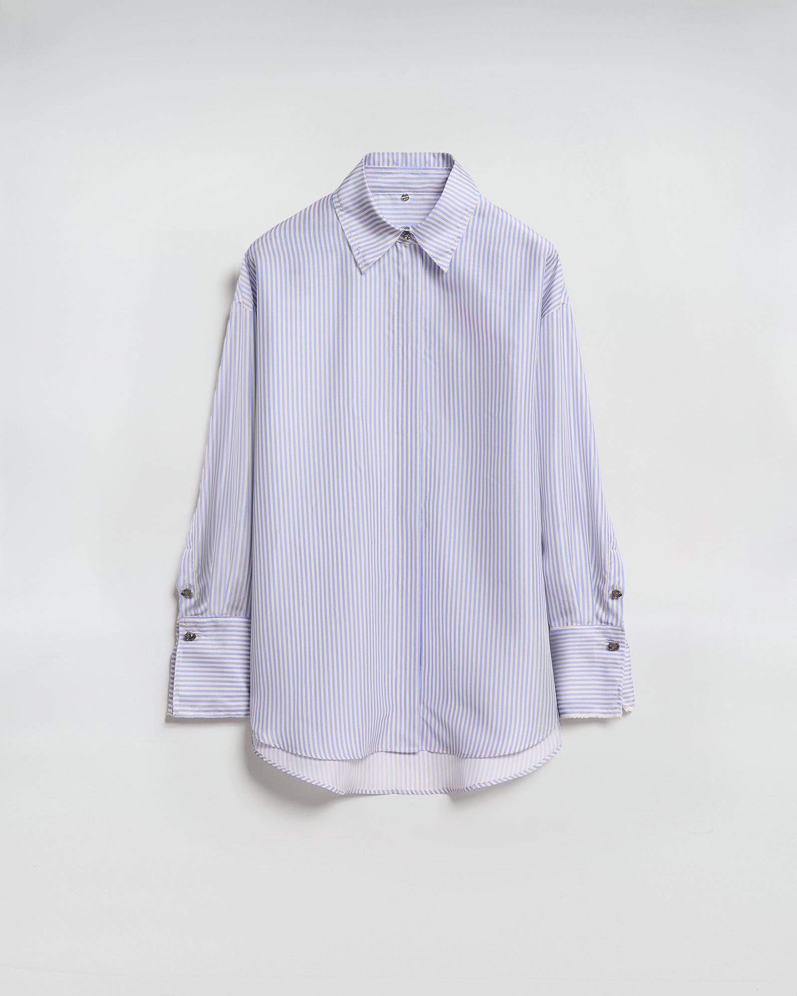 CAMICIA ISOTTA IN SETA CON BOTTONI GIOIELLO, camicia a righe con design over-size e dettagli raffinati.