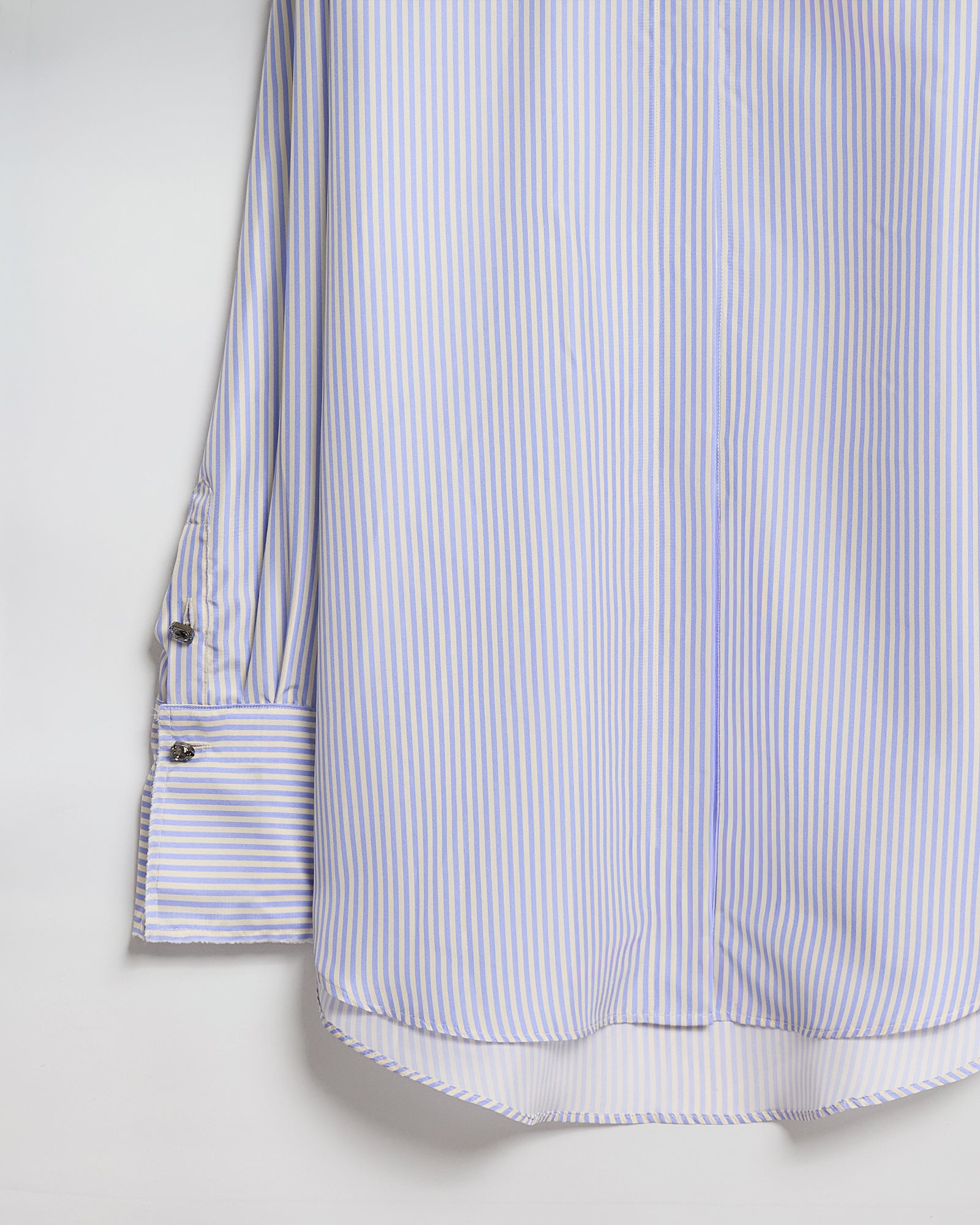 CAMICIA ISOTTA IN SETA CON BOTTONI GIOIELLO, camicia a righe con maniche lunghe e bottoni gioiello.