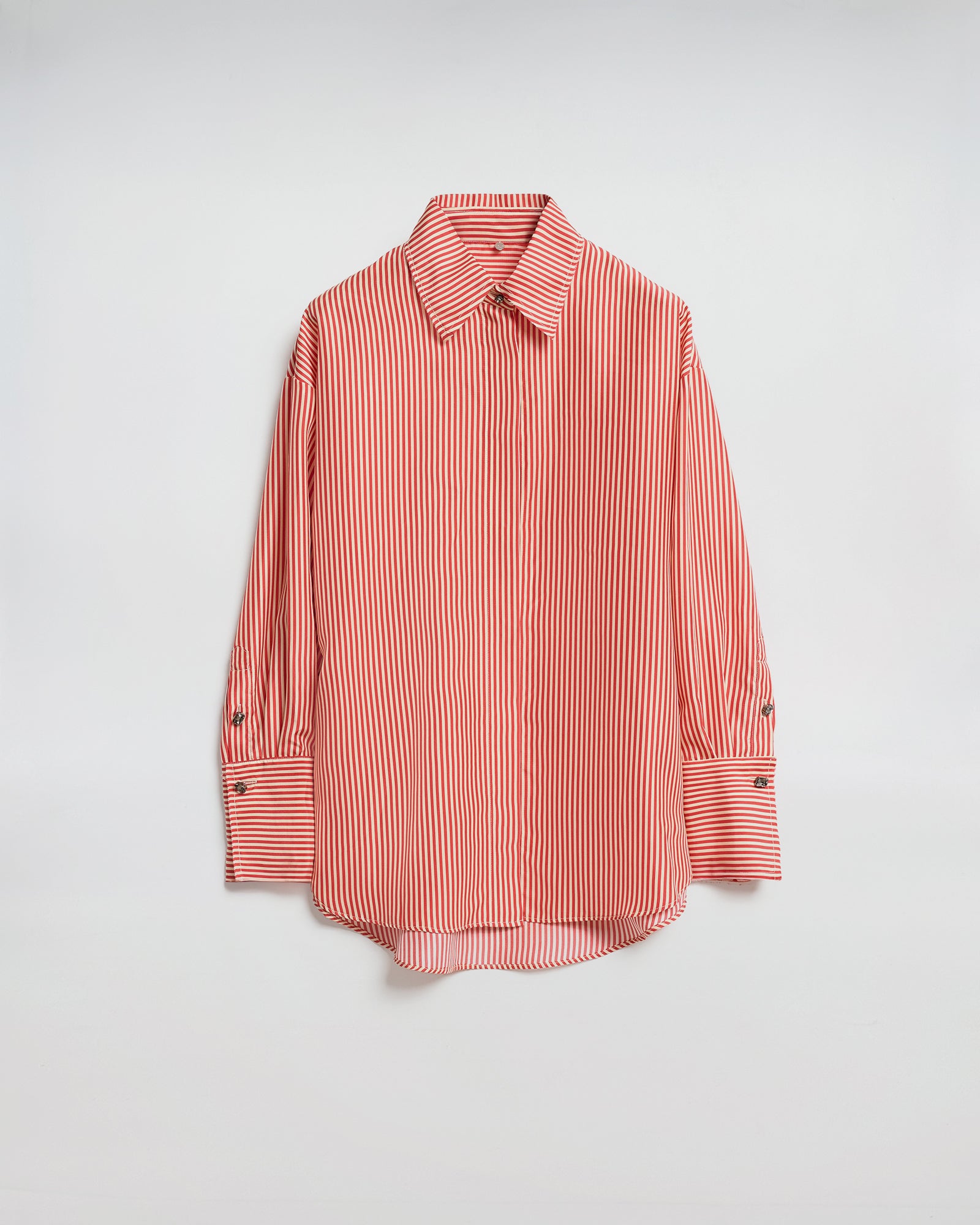 CAMICIA ISOTTA IN SETA CON BOTTONI GIOIELLO, camicia a righe maschili con design over-size e bottoni gioiello.