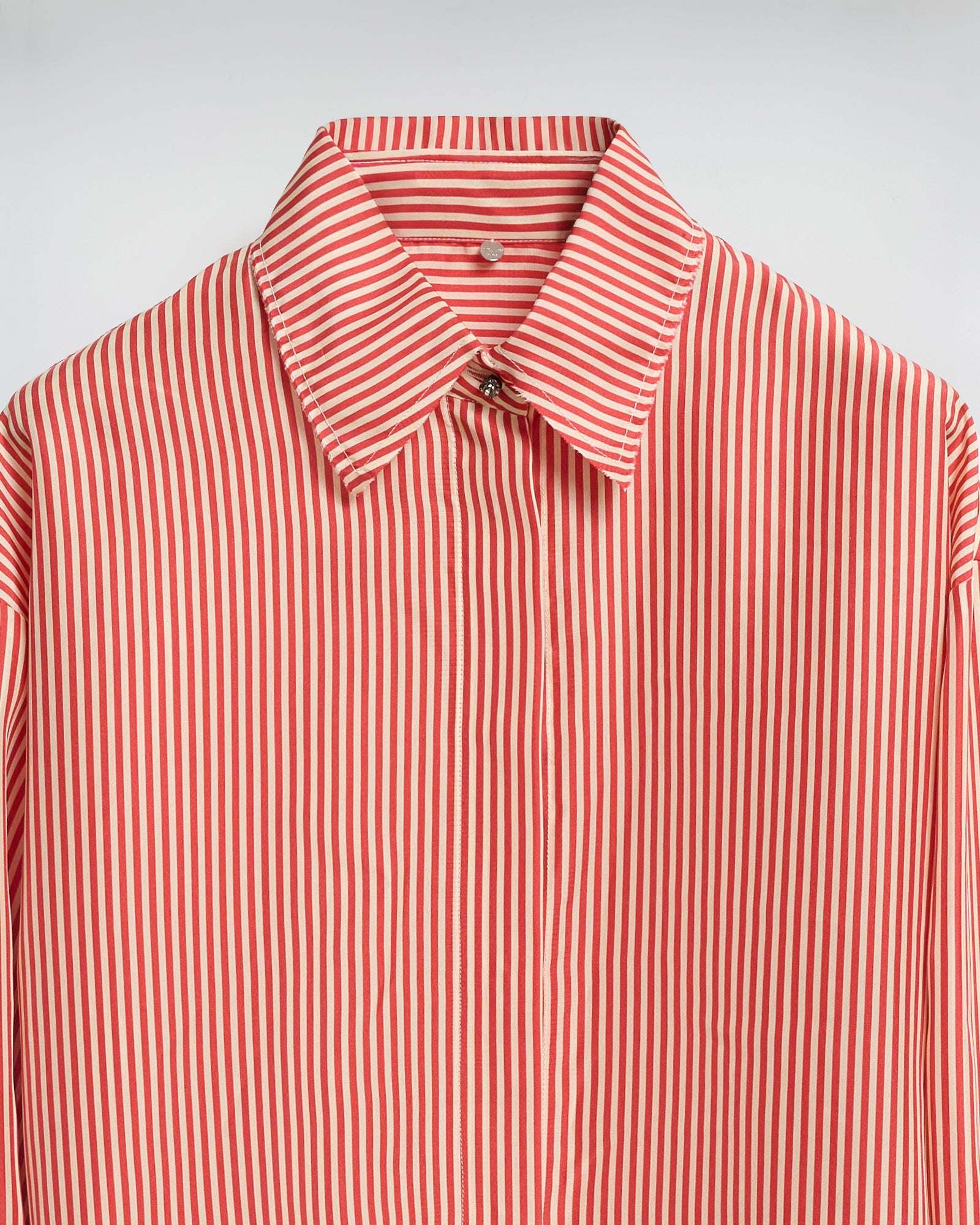 CAMICIA ISOTTA IN SETA CON BOTTONI GIOIELLO, camicia over-size a righe con collo e bottoni gioiello.