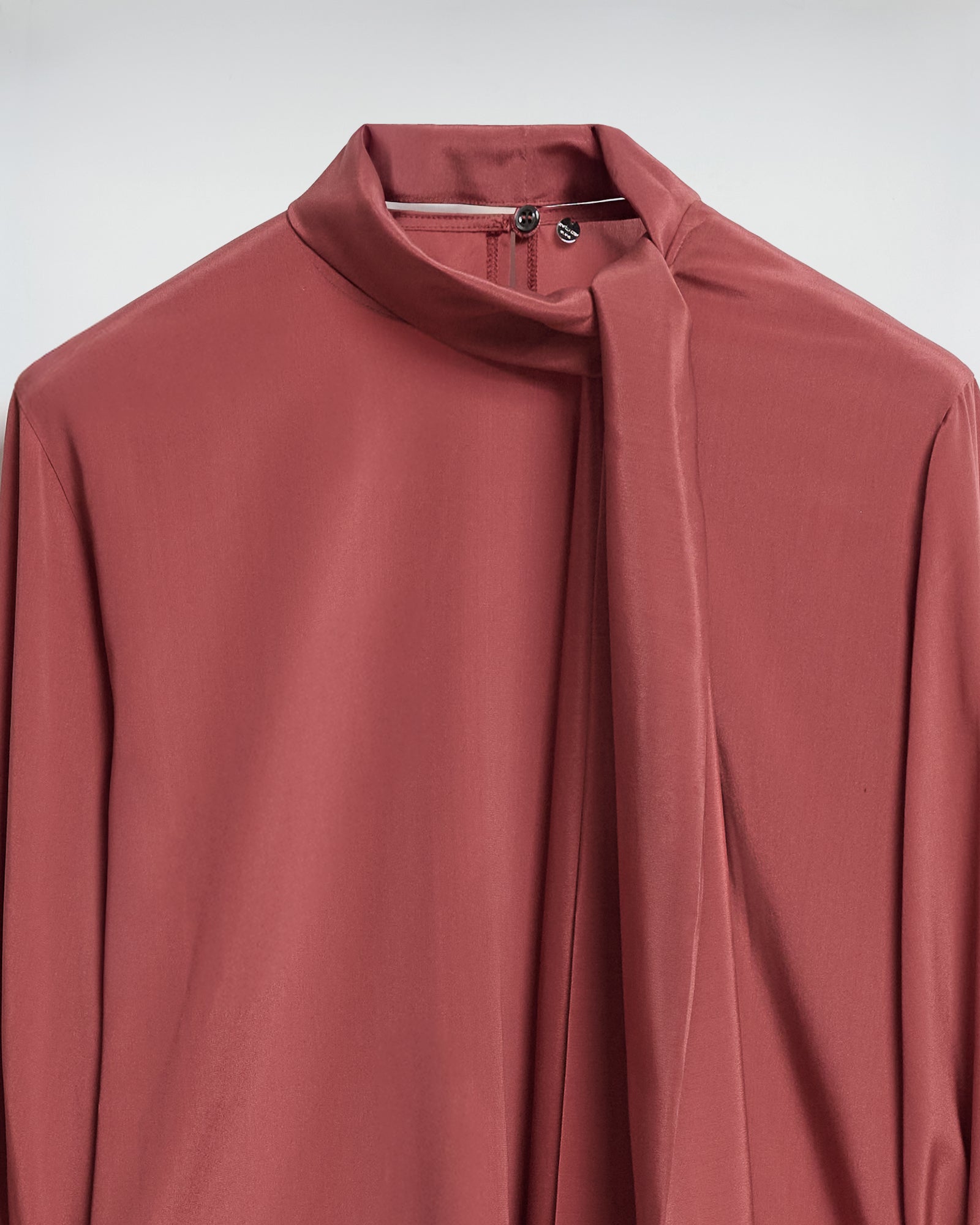 CAMICIA CHARLOTTE IN SETA CON SCIARPA dettali della sciarpa annodata e colletto elegante