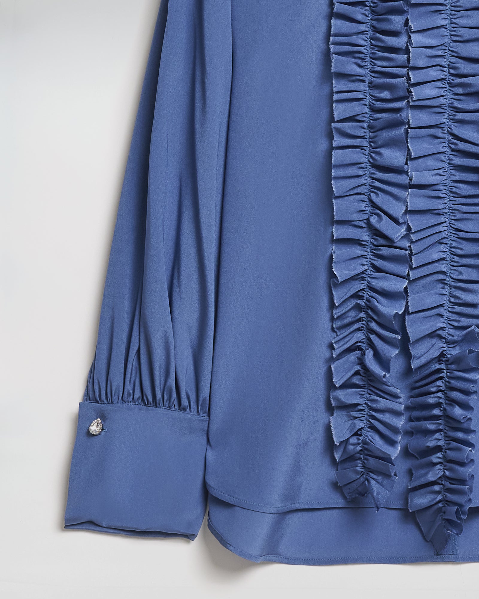 CAMICIA CHARLOTTE IN SETA CON ROUCHES E POLSI CON GEMELLI in satin blue with ruffles and decorative cuffs.