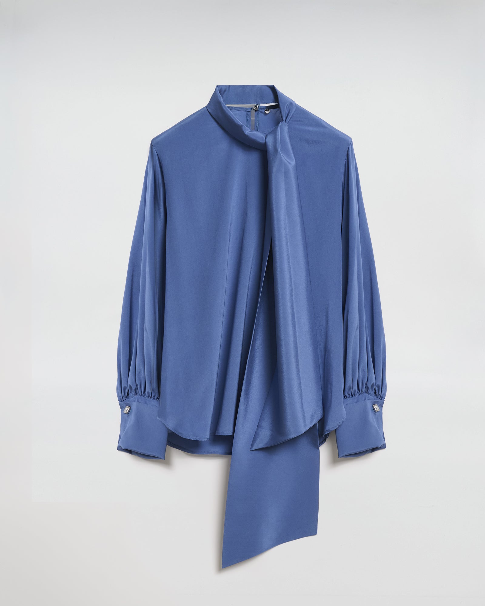 CAMICIA CHARLOTTE IN SETA CON SCIARPA in elegante blu con dettagli raffinati e sciarpa annodata.