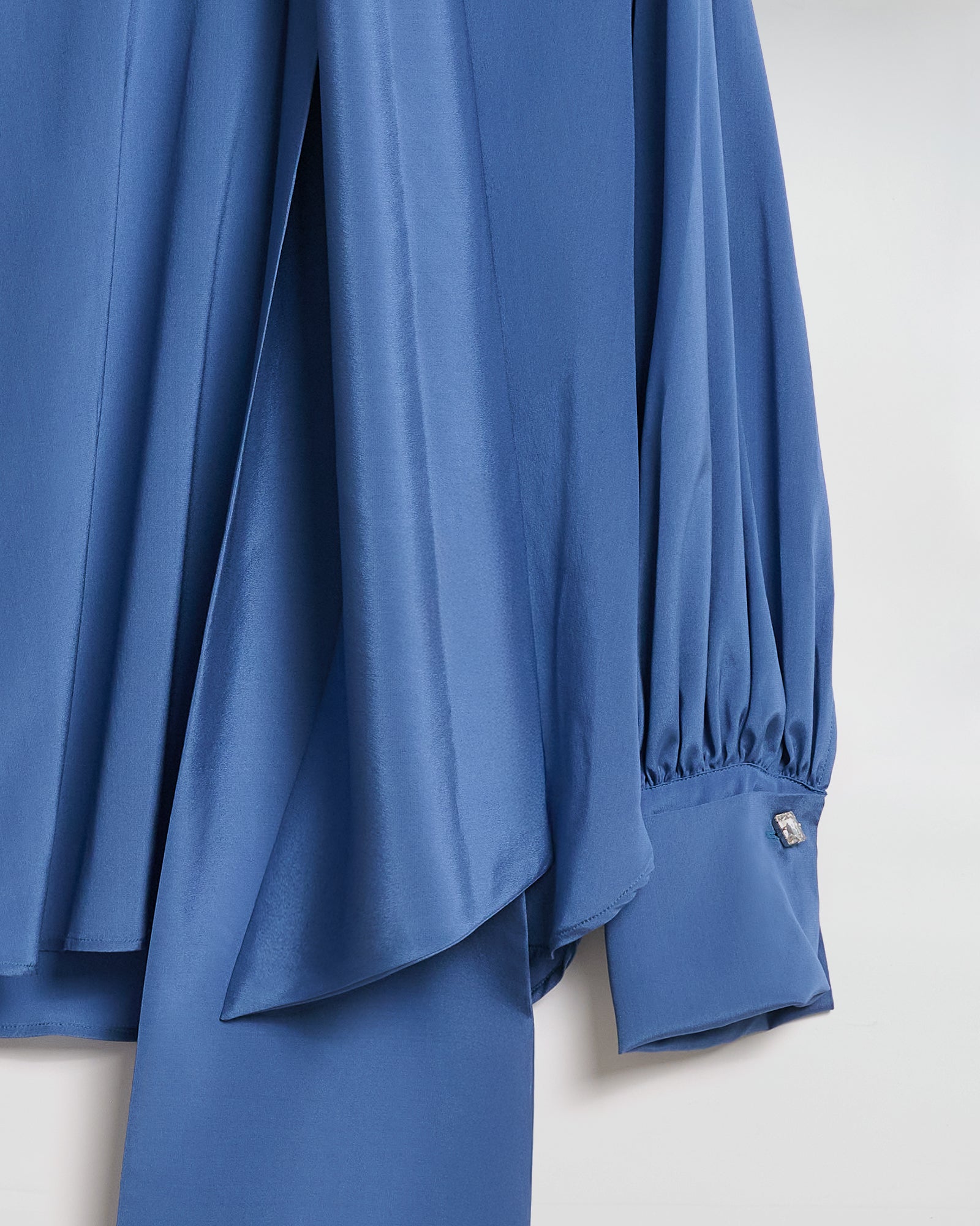 CAMICIA CHARLOTTE IN SETA CON SCIARPA, blusa blu in seta con dettagli eleganti e polsini a volants.