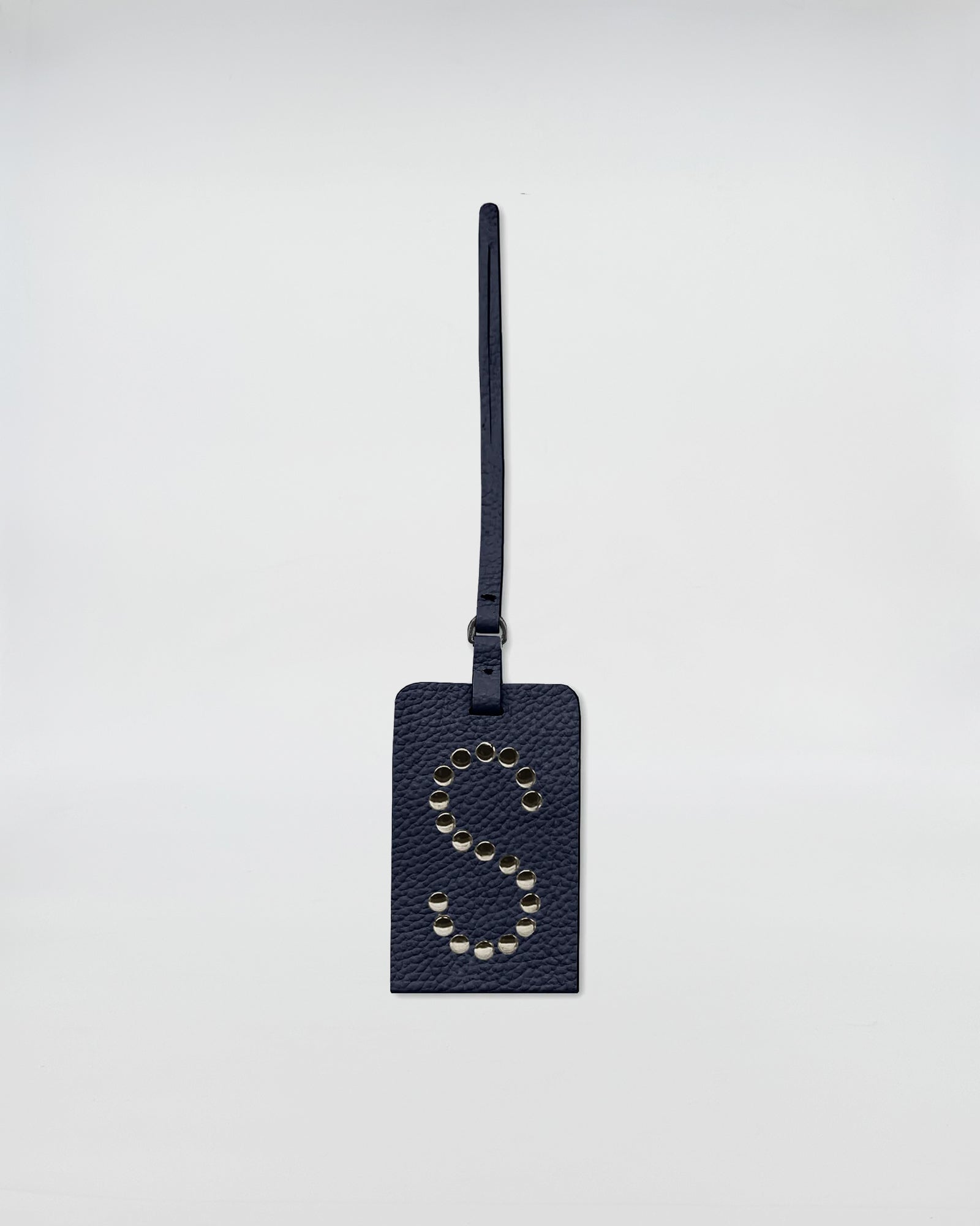 CHARM PERSONALIZZATO ROCK in pelle nera con iniziale S e occhielli nickel su fondo bianco.