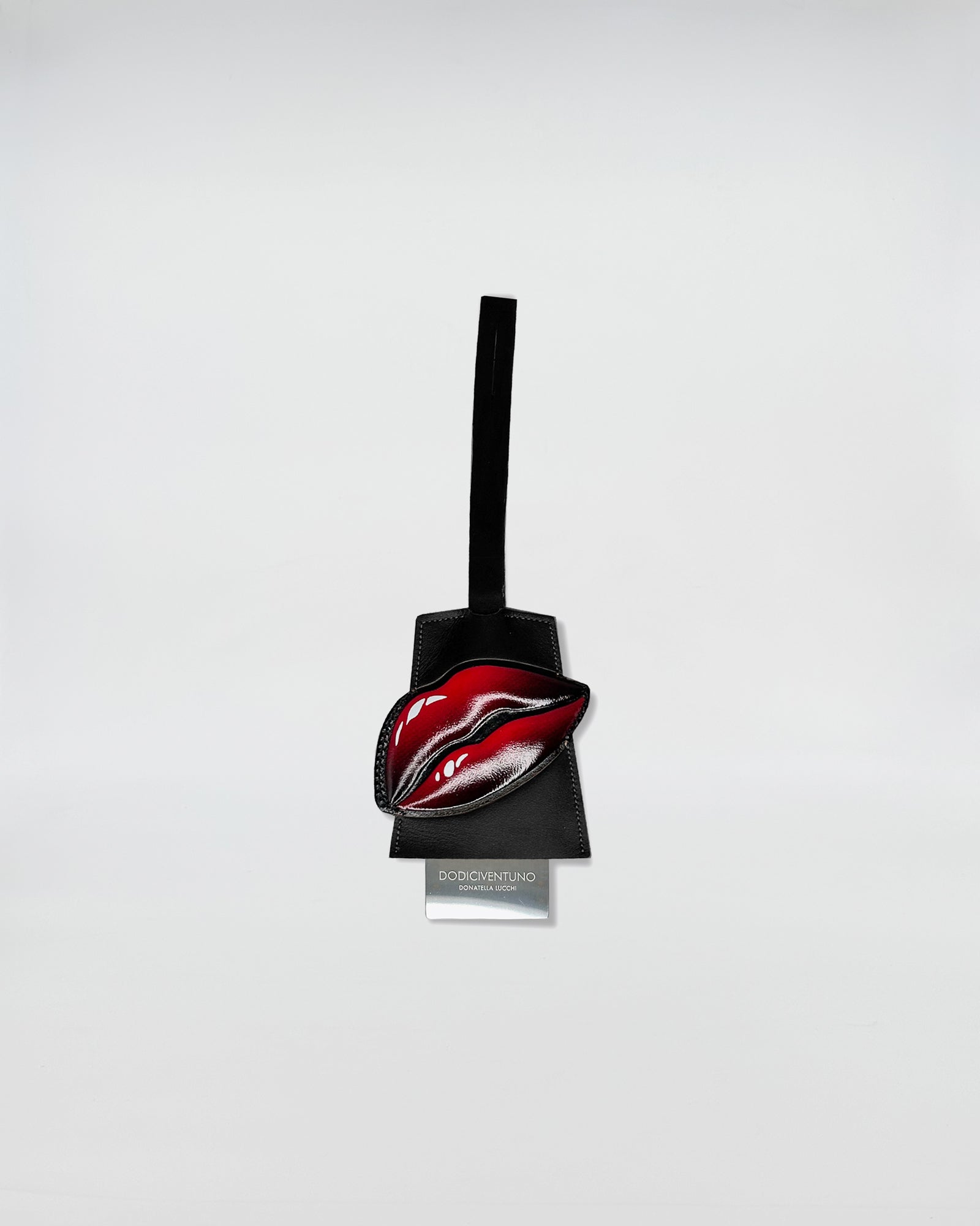 CHARMS IN PELLE POP NARCISO with red lips design on a black background, a stylish accessory for makeup touch-ups.