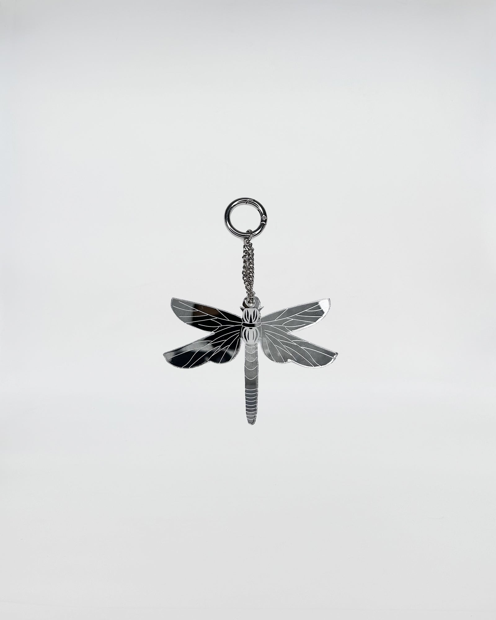 CHARMS PLEXI LIBELLULA - plexiglass charm in a playful dragonfly design with a metal chain, showcasing vibrant colors.
