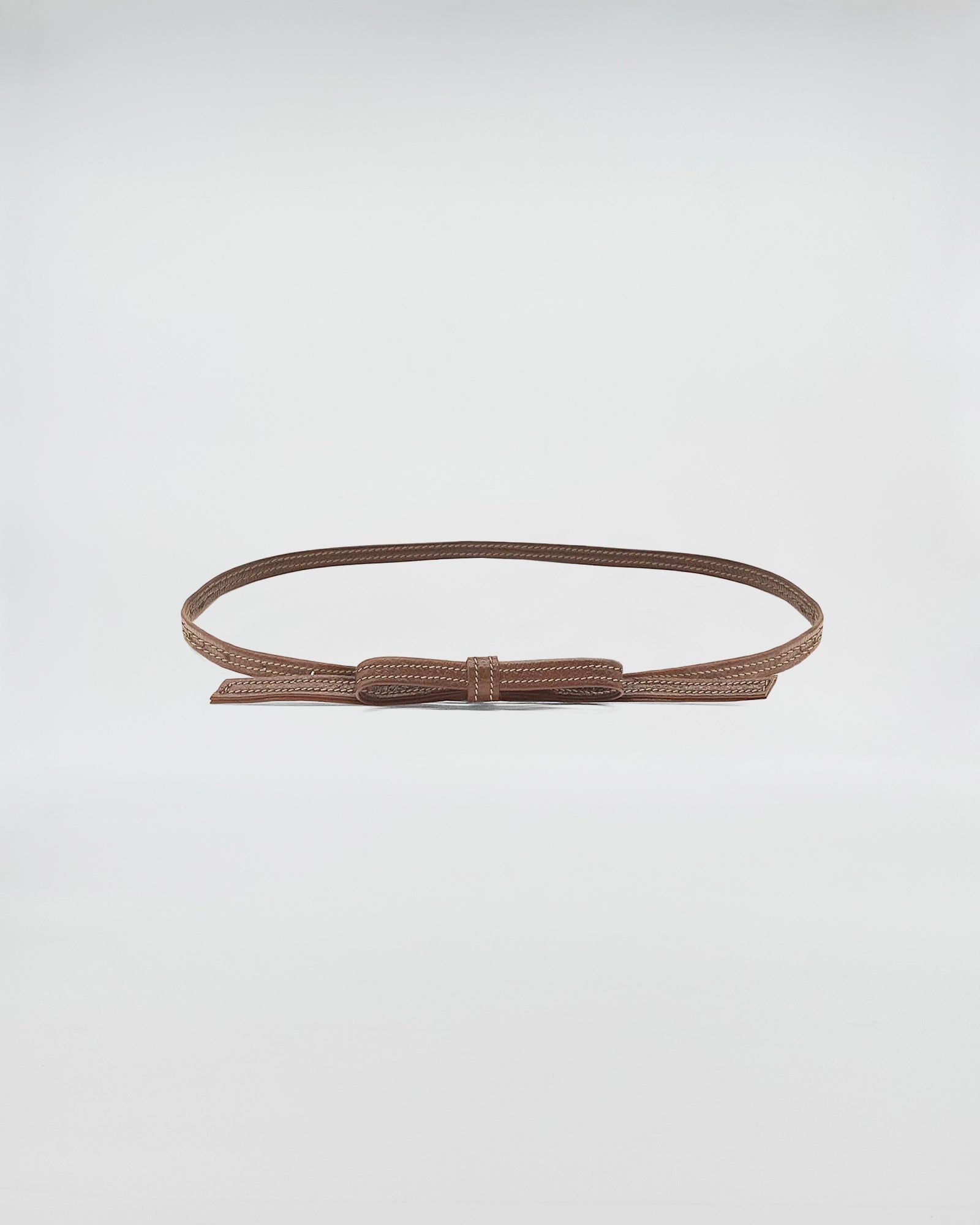 CINTURA CON FIOCCO PELLE in pelle marrone, accessorio fashion per evidenziare il punto vita.