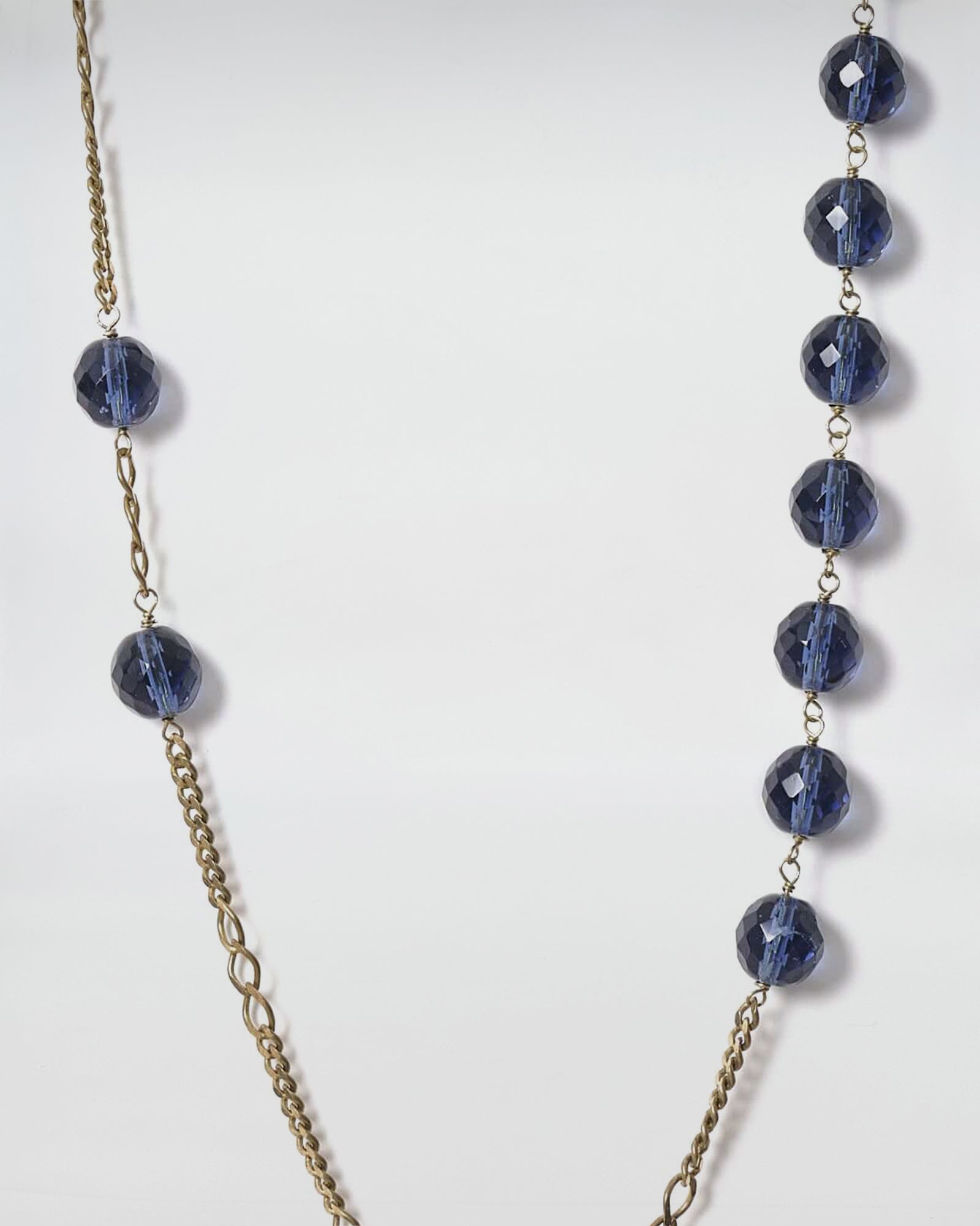 COLLANA MOD. 42 con perle di mezzo cristallo blu e dettagli in catena dorata, elegante e versatile.