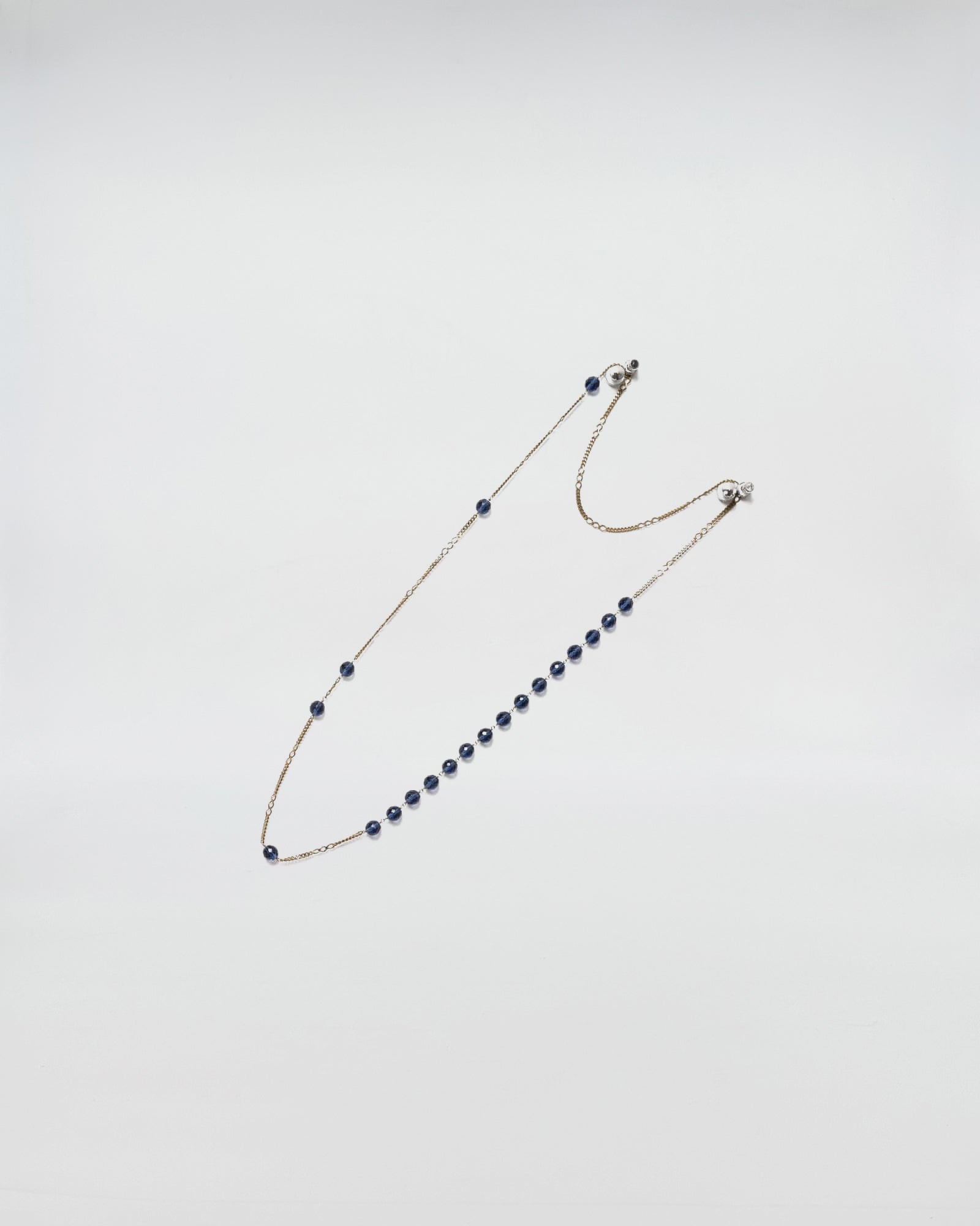 COLLANA MOD. 42 in cristallo blu su collana elegante con perle e strass, adattabile a diversi stili.