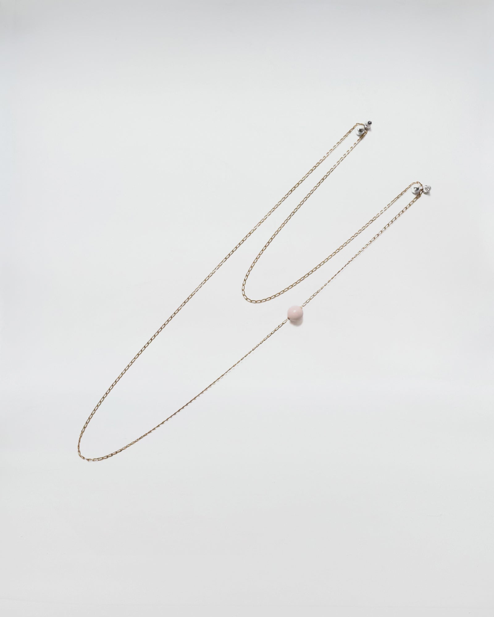 Collana Mod. 32 con catene in ottone e boule in resina, design elegante e moderno.