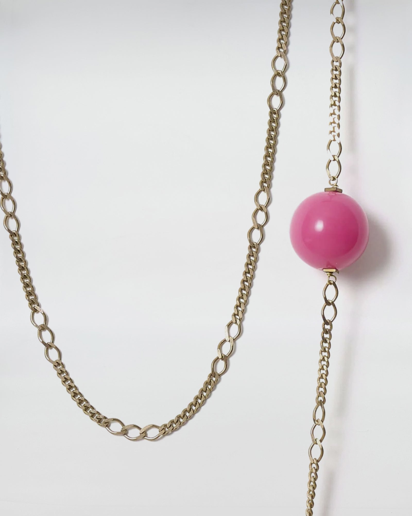 COLLANA MOD. 33 design with gold chain and pink resin boule, showcasing modern elegance inspired by the 1930s.