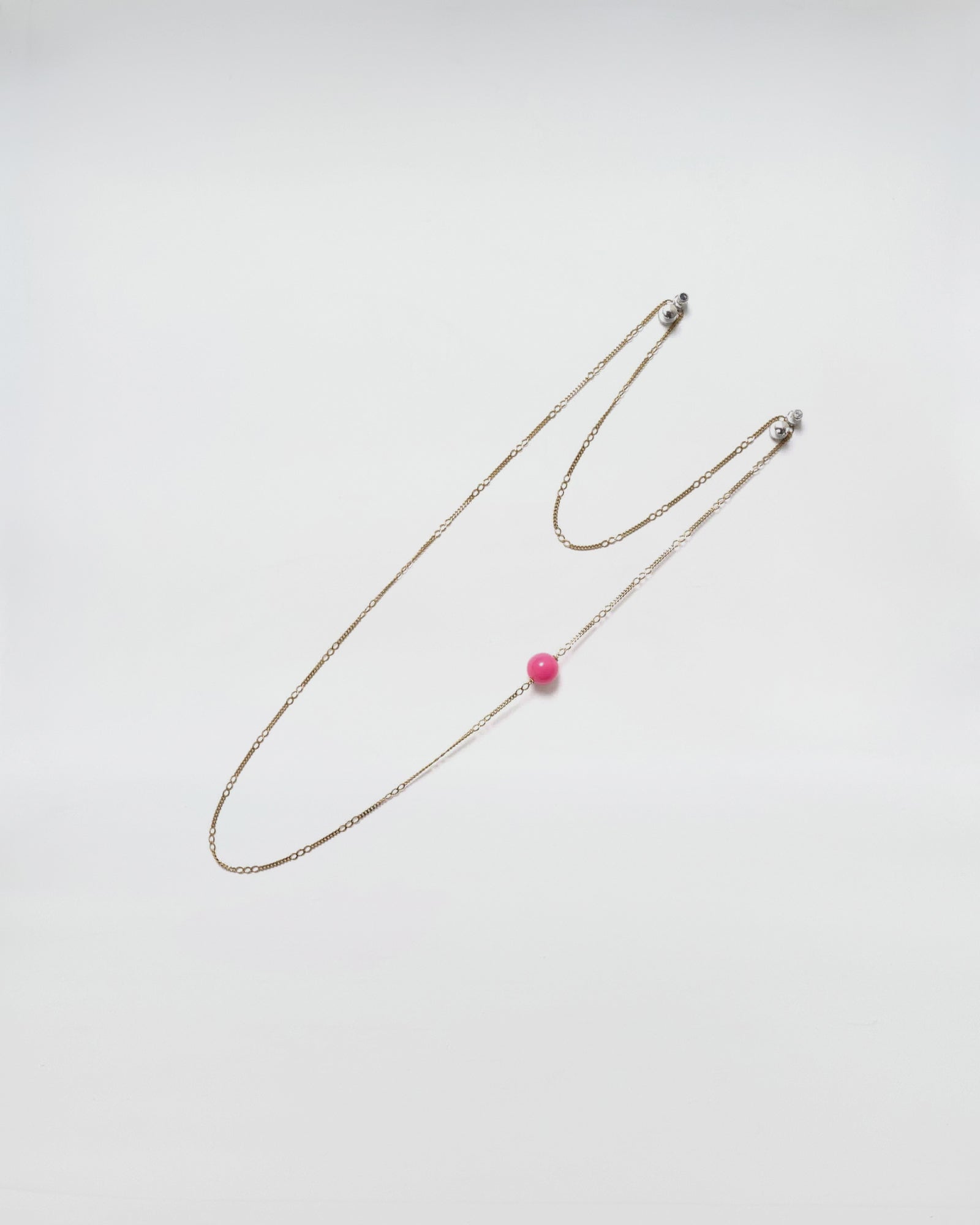 COLLANA MOD. 33 con catene in ottone e boule in resina rosa, design elegante e moderno.