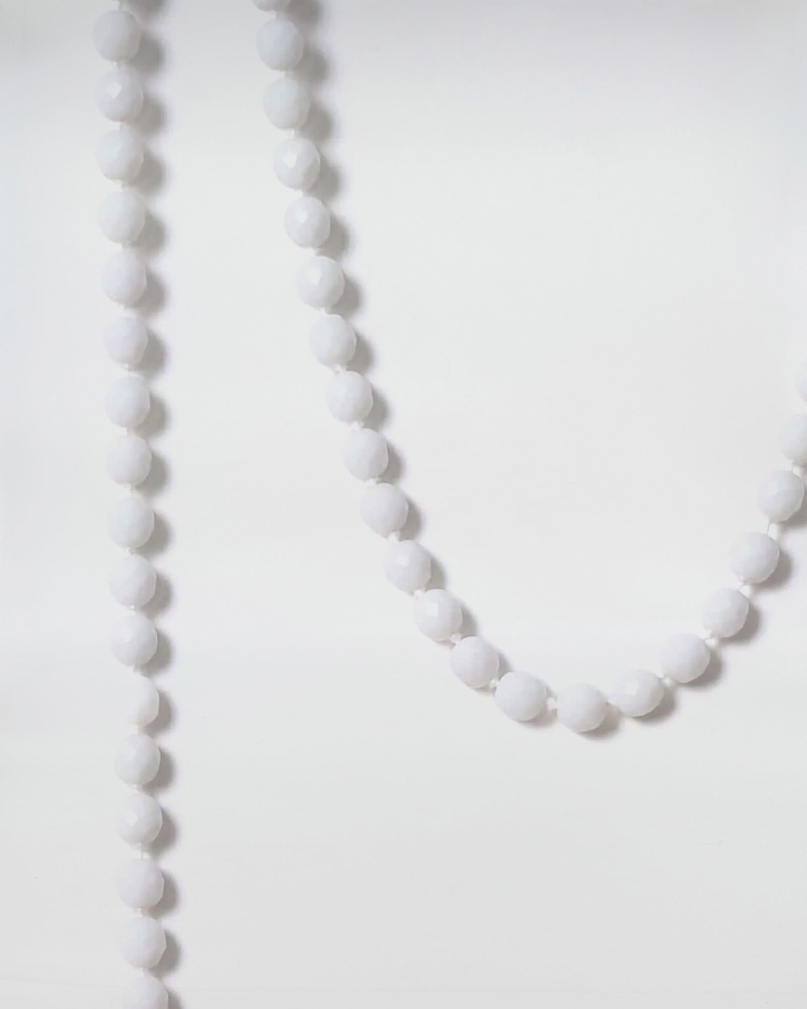 COLLANA MOD. 46 in perle di mezzo cristallo Opal White, elegante e raffinata per ogni look.