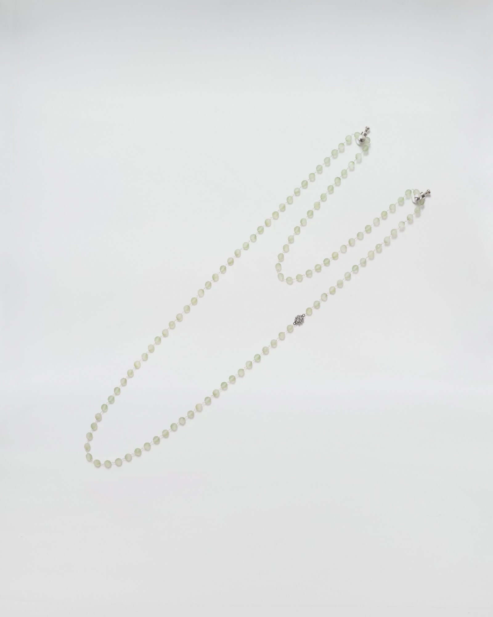 COLLANA MOD. 47 con perle eleganti e accessorio in strass color cristallo, versatile per diverse occasioni.