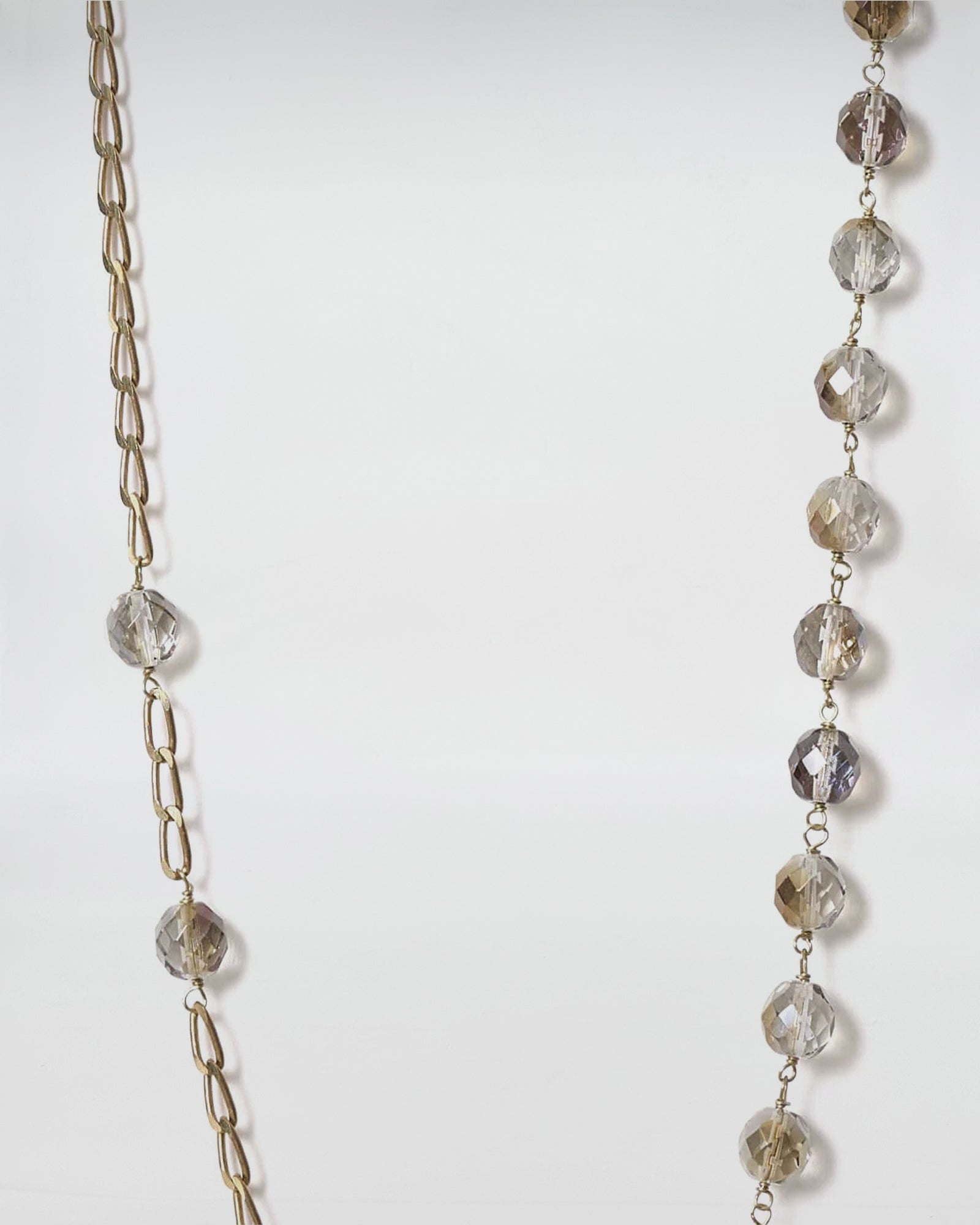 COLLANA MOD. 44: collana con catena e perle di mezzo cristallo, adatta a ogni occasione e look.