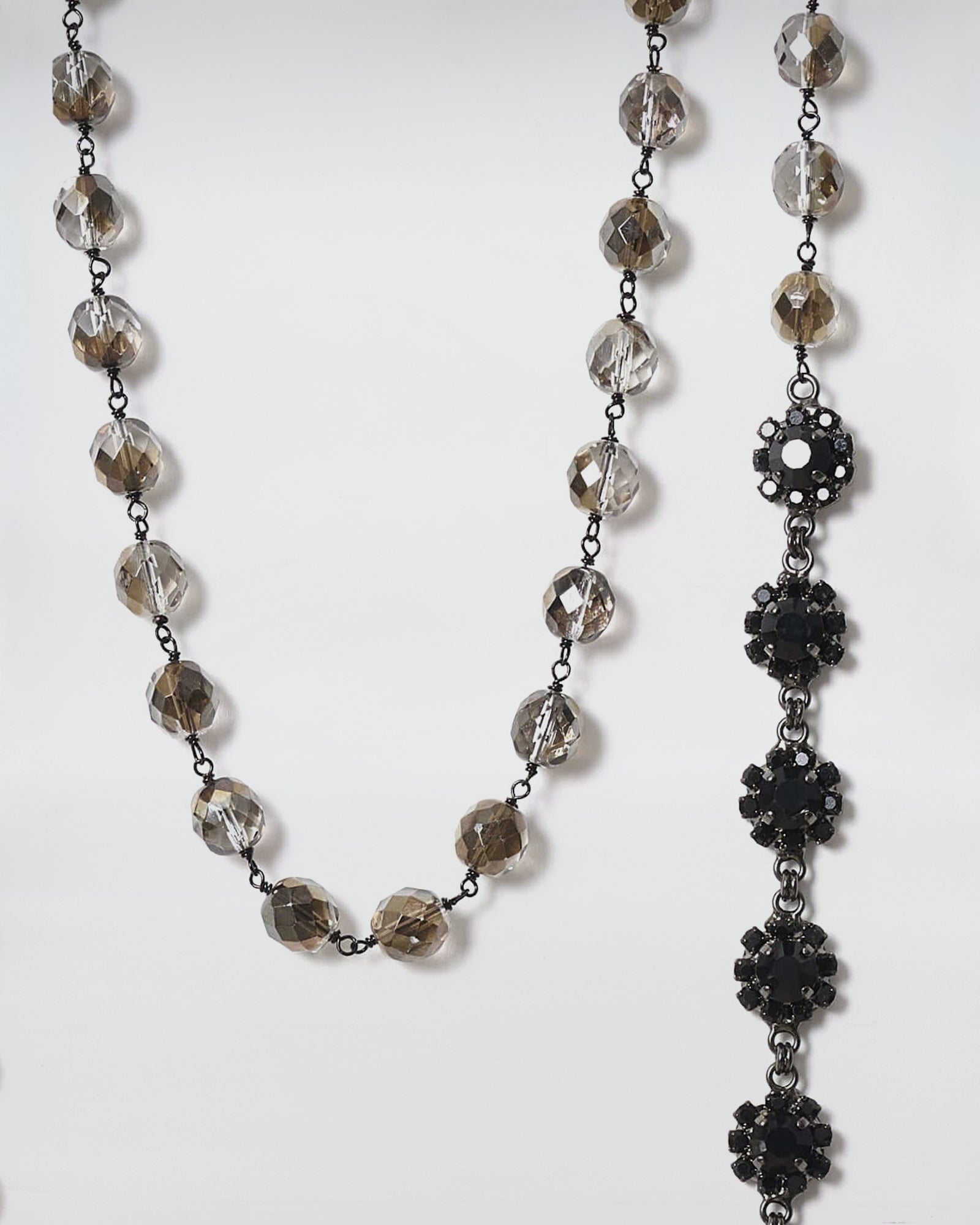 Collana Mod. 43 con perle di mezzo cristallo e accessorio con micro fiorellini in strass, elegante e versátil.