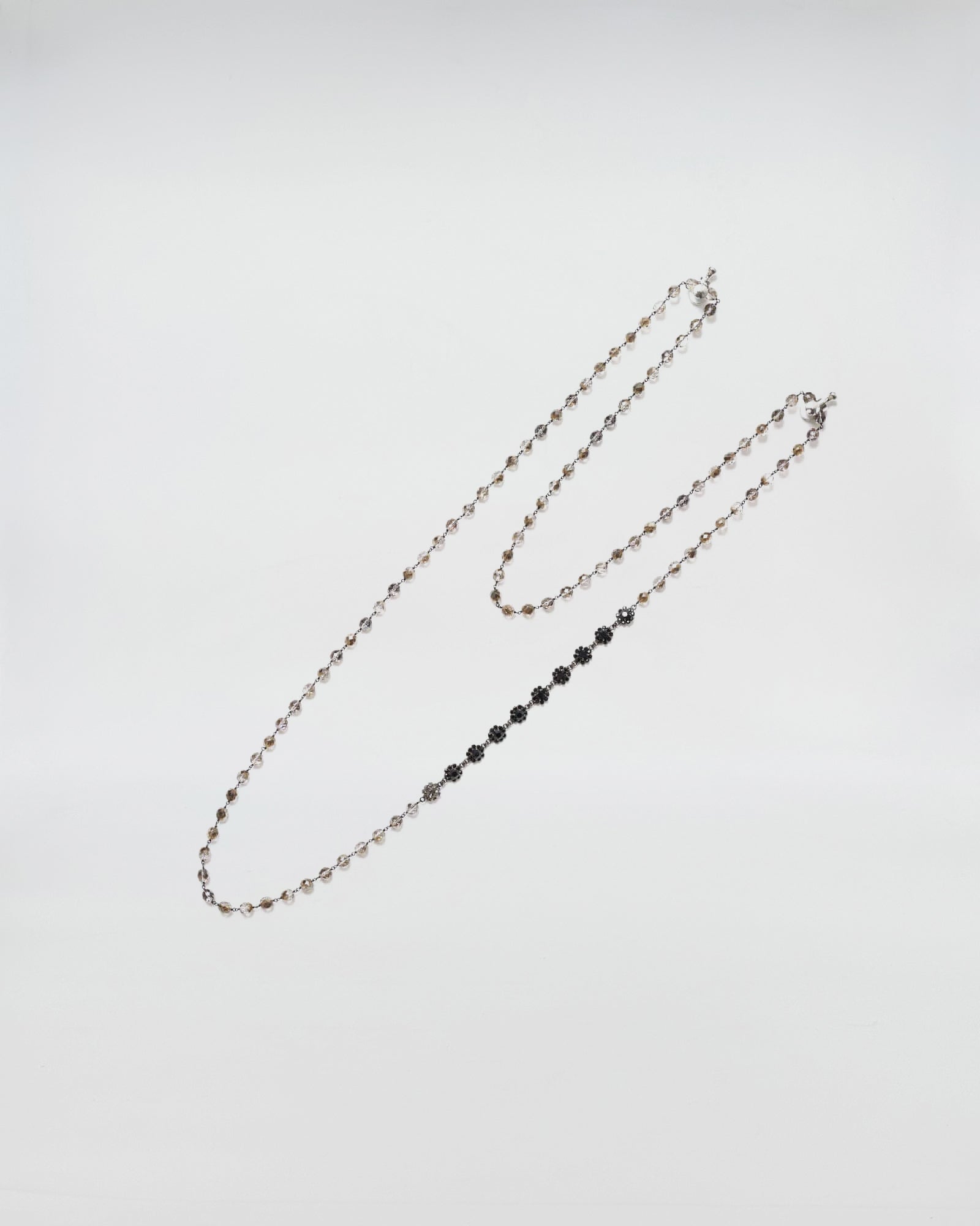 COLLANA MOD. 43, perlina di mezzo cristallo con micro fiorellini in strass, design elegante per occasioni speciali.