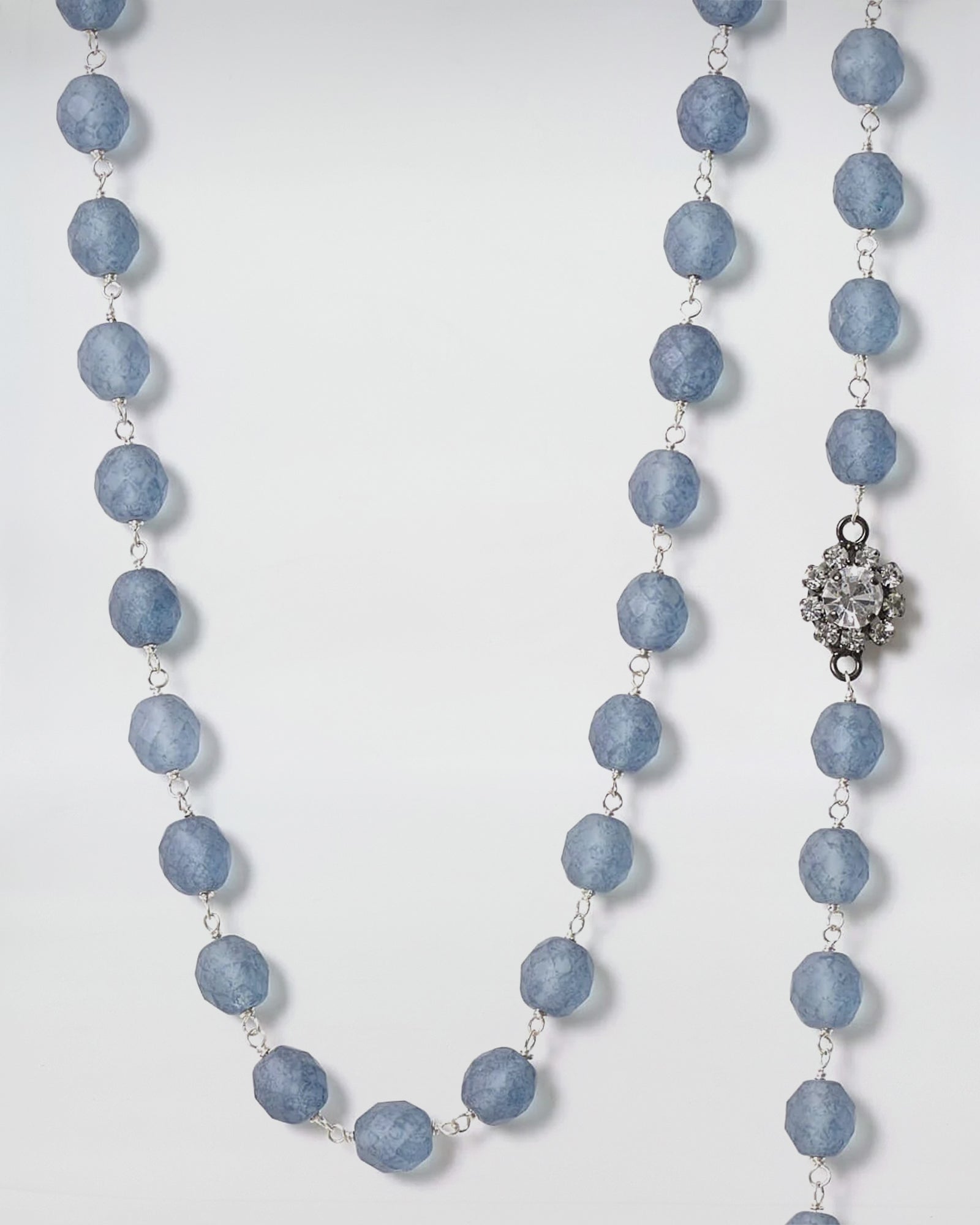 Collana Mod. 41 con perle blu di mezzo cristallo e dettaglio in strass, un design elegante per ogni occasione.