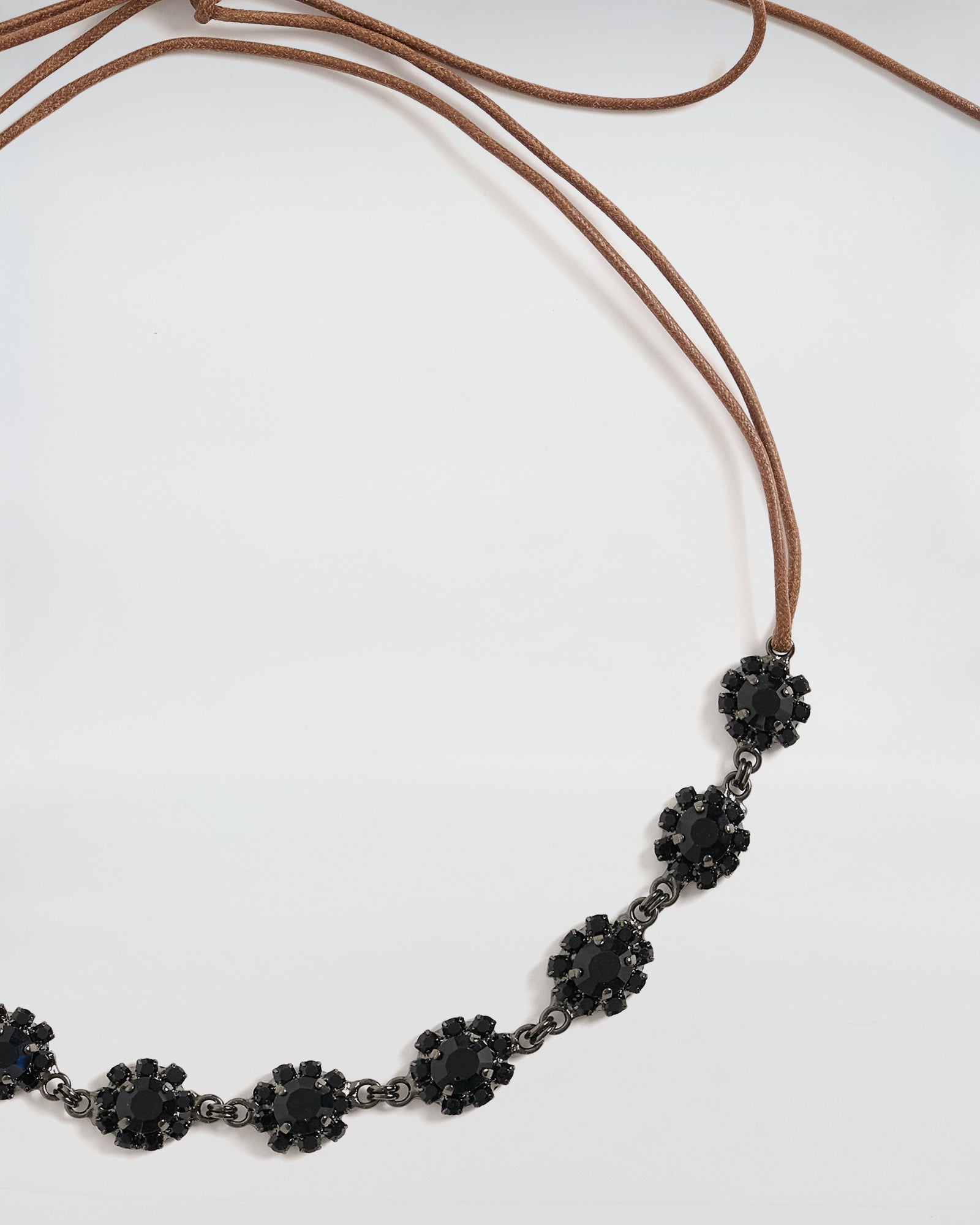 Girocollo Multifiori in cristallo black con cordino cerato color cuoio, elegante e sofisticato.