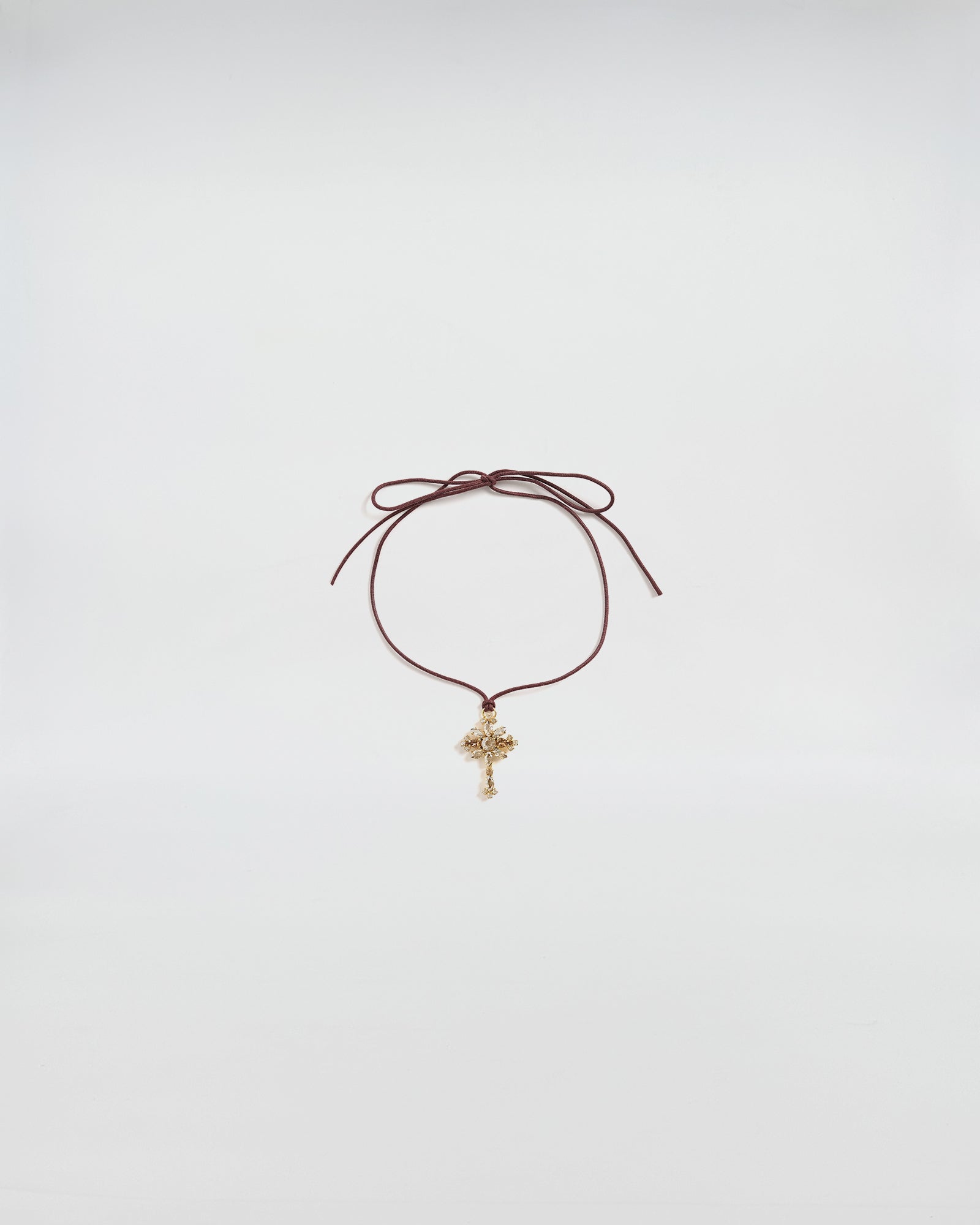 Collana Dori con ciondolo croce in cristallo, nastro color cuoio e finitura in canna di fucile.