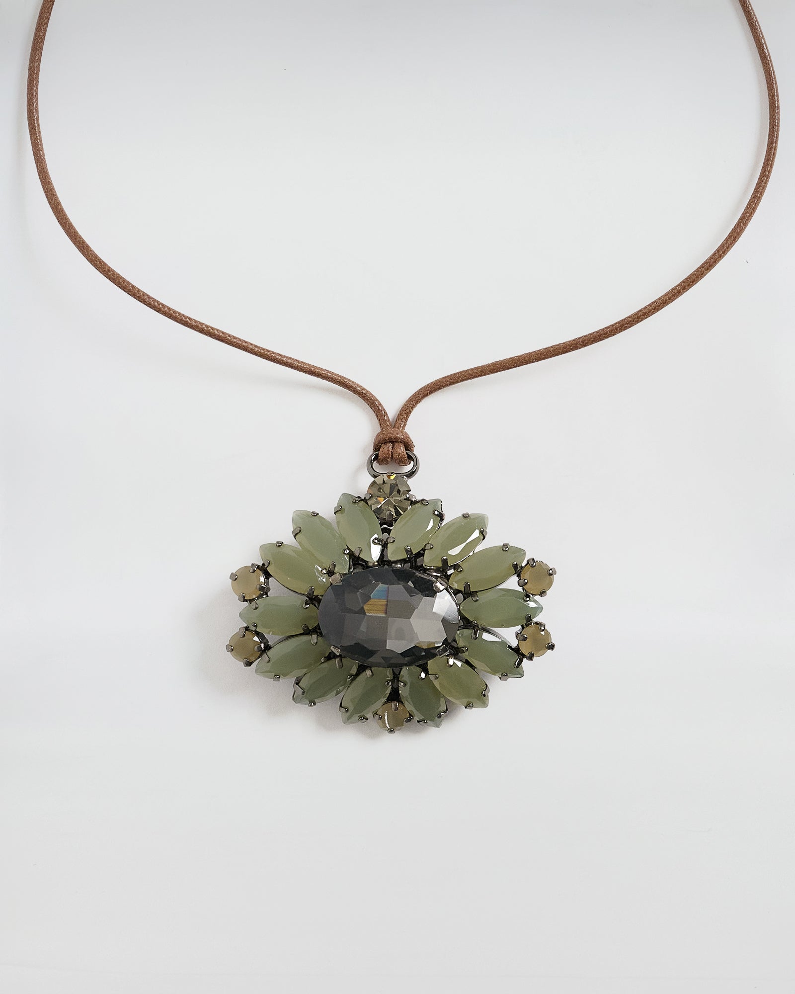 Collana Dori con maxi ciondolo floreale in cristallo verde, finitura in canna di fucile e nastro cerato marrone.