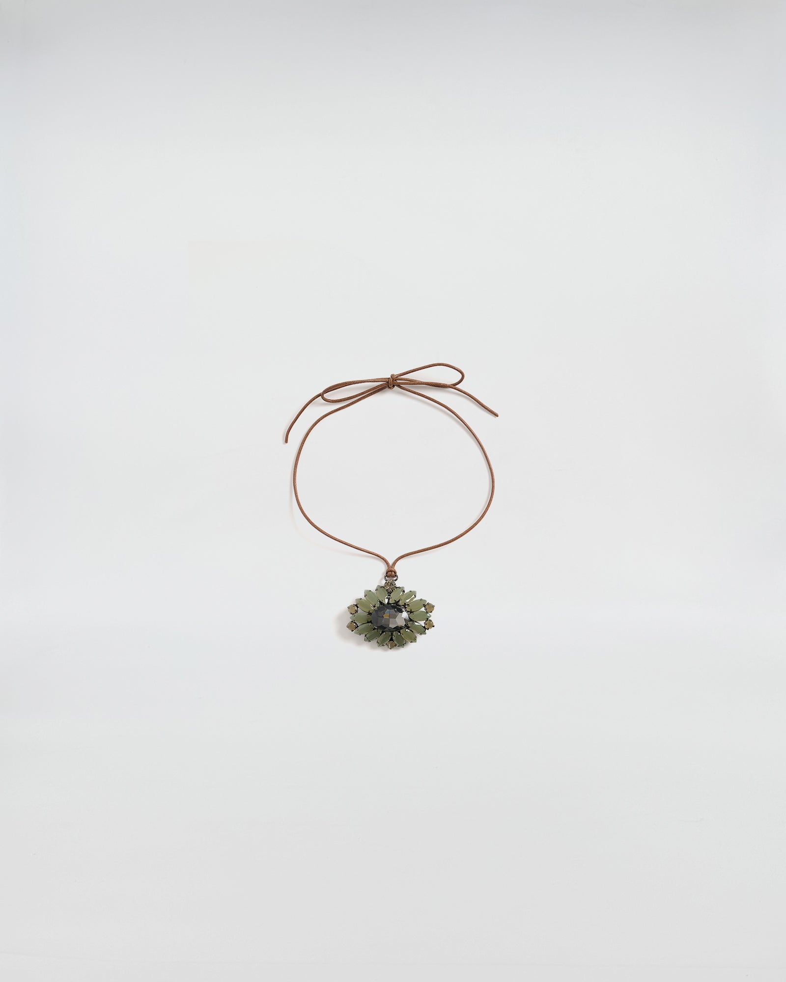 Collana Dori con maxi ciondolo di cristallo verde e nastro in cerato, rappresenta eleganza audace.