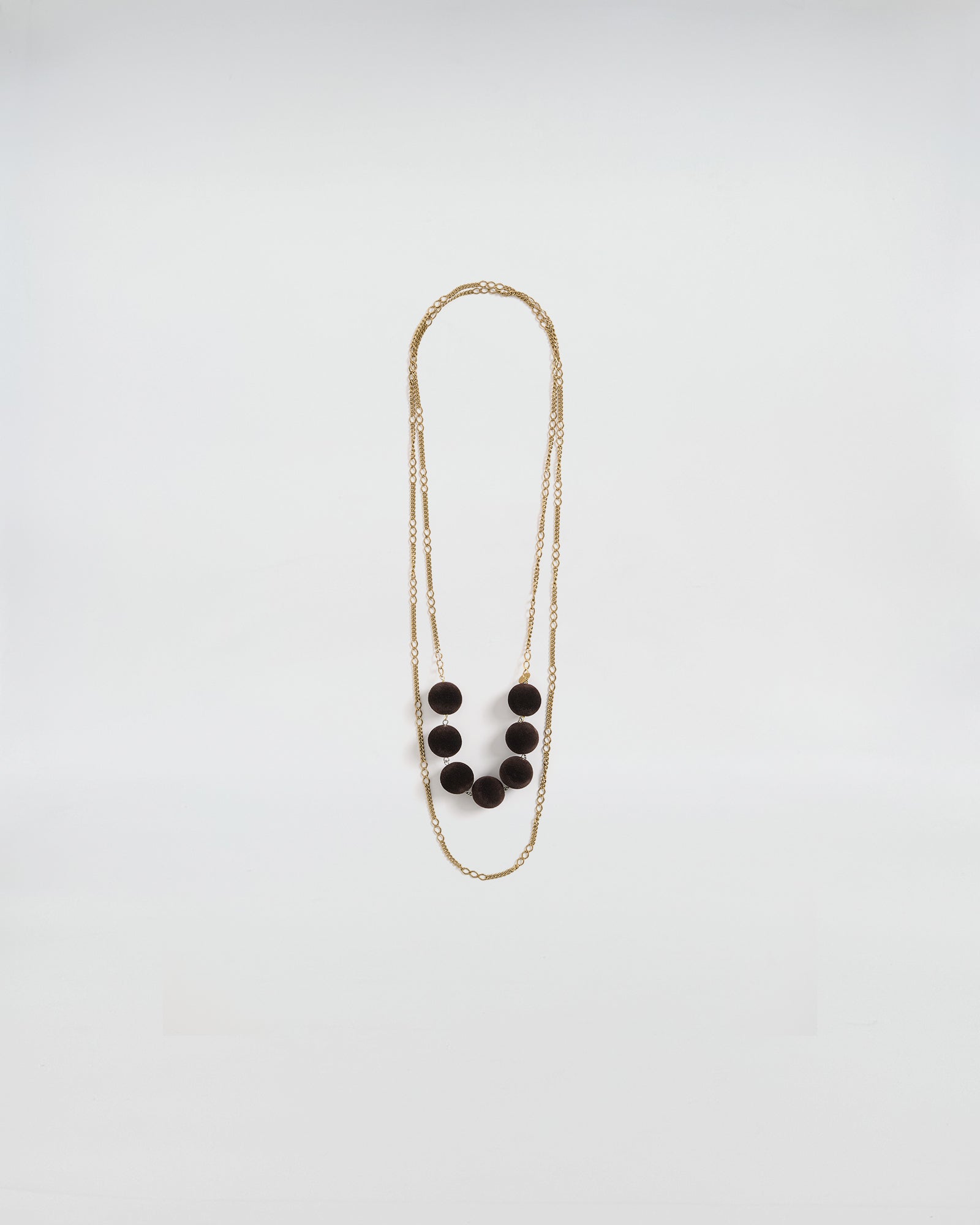 Collana mod. 50 con catene in ottone e boule in resina, eleganza anni '30 moderna e minimalista.