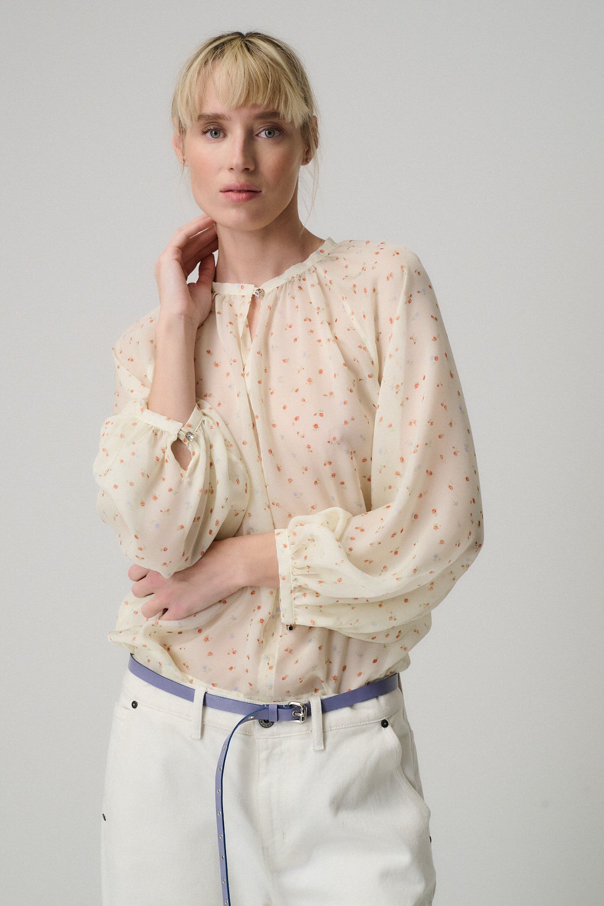 CAMICIA COLETTE  FANTASIE ROSE indossata da una modella con maniche a sbuffo e fantasia floreale.