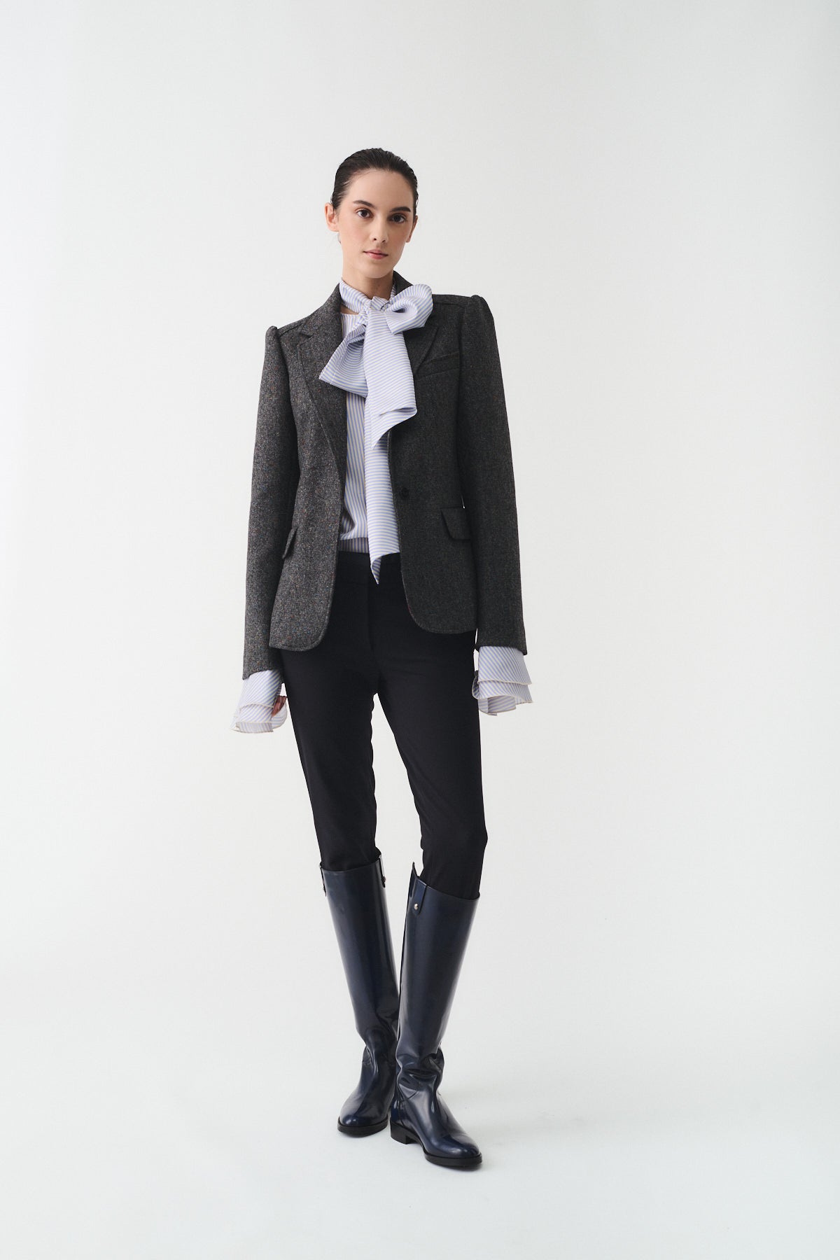 Model wearing GIACCA MONOPETTO LORD, a stylish single-breasted jacket in sale e pepe fabric, paired with elegant black trousers.