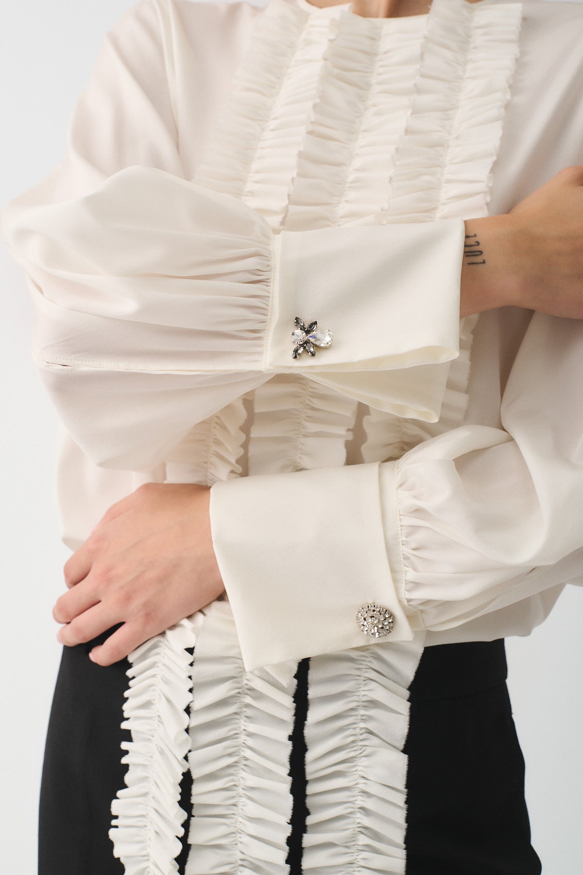 CAMICIA CHARLOTTE IN SETA CON ROUCHES E POLSI CON GEMELLI, dettaglio dei polsi e gemelli in cristallo.