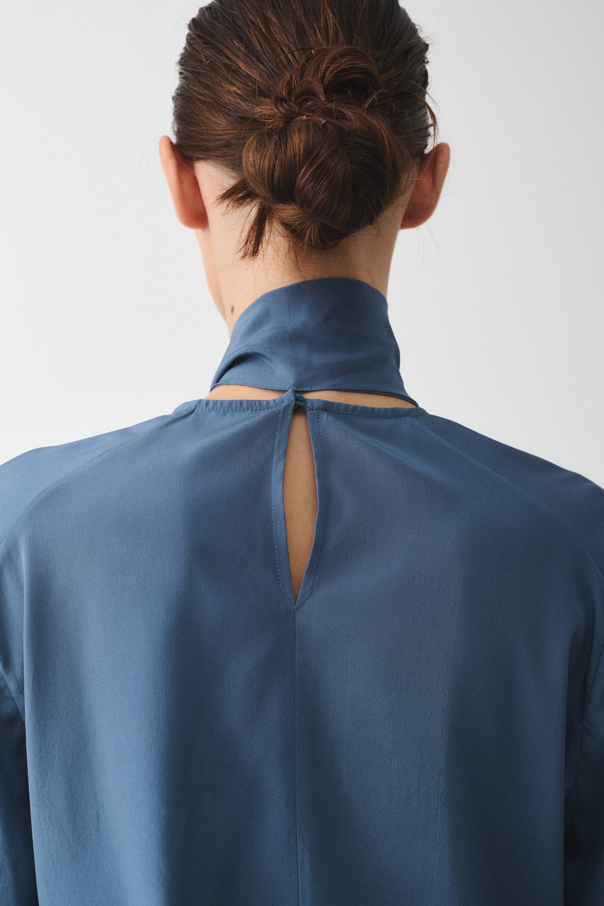 CAMICIA CHARLOTTE IN SETA CON SCIARPA back view showcasing the elegant collar and keyhole detail.
