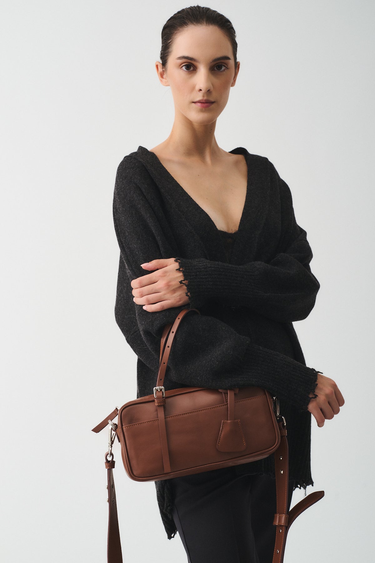 Modella che indossa la borsa ASIA VITELLO LAVATO in pelle lavata con tracolla regolabile.