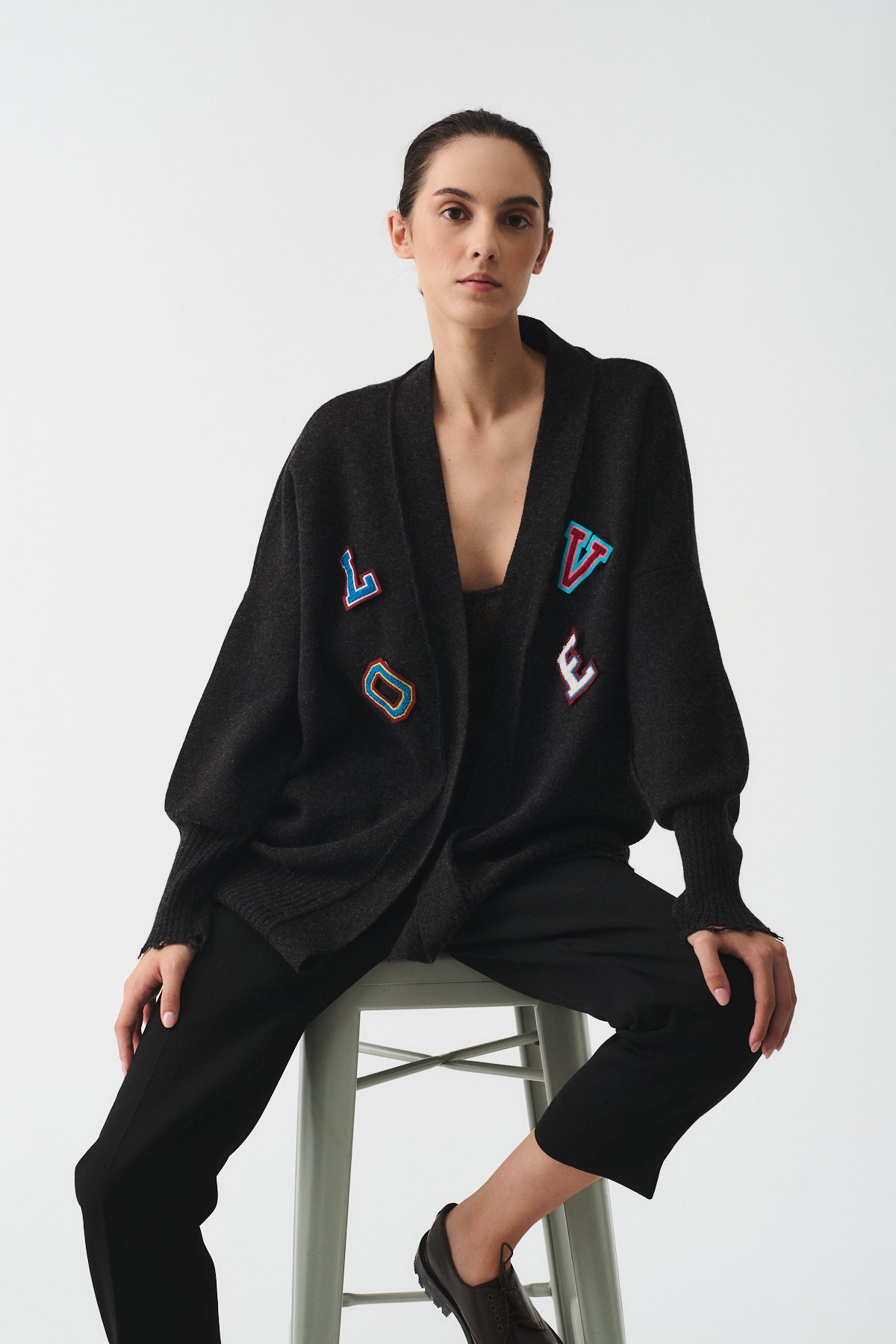 CARDIGAN IN MAGLIA CON CINTURA PELLE PERSONALIZZABILE indossato da modello, dettagli LOVE in evidenza