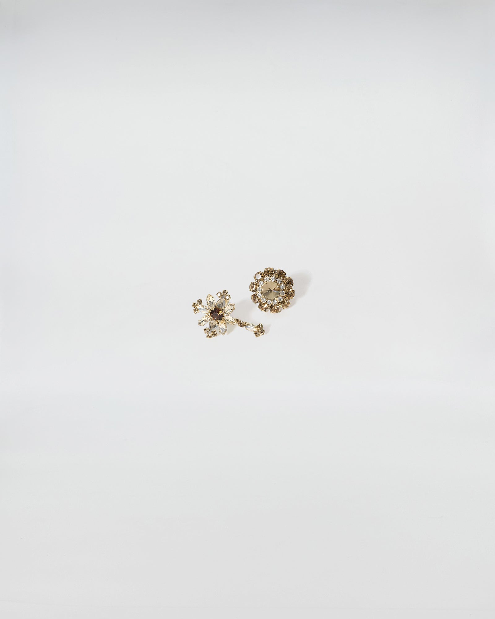 GEMELLI FIORE-CROCE con brillanti cristalli e finitura in oro, design elegante per un look raffinato.
