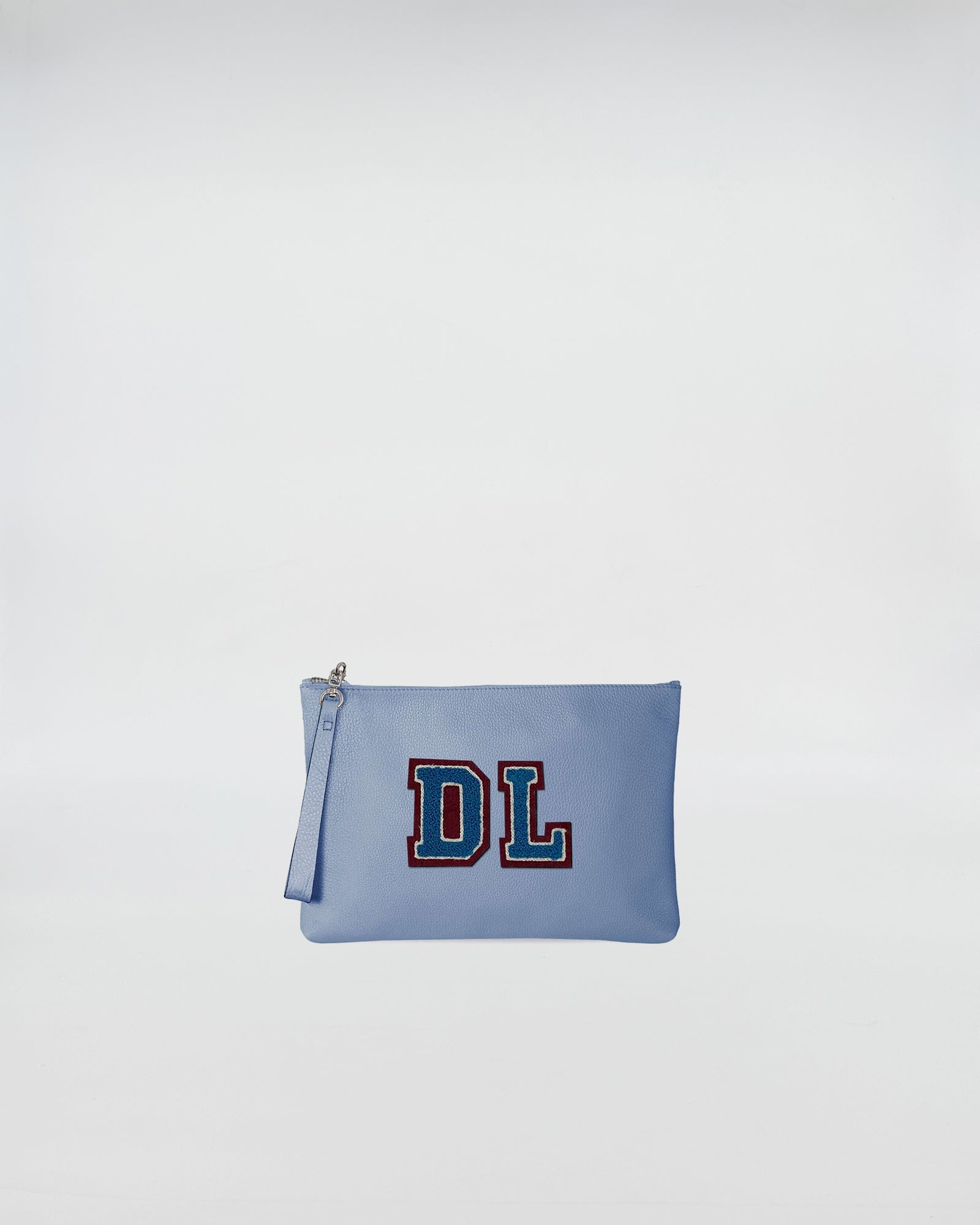 POCHETTE JOY PERSONALIZZATA in blu con patch letterate DL, chiusura con zip e design minimalista.