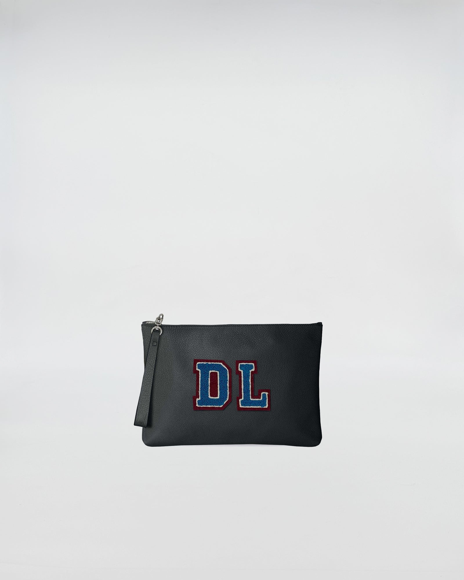 POCHETTE JOY PERSONALIZZATA in pelle nera con patch colorati e chiusura con zip.