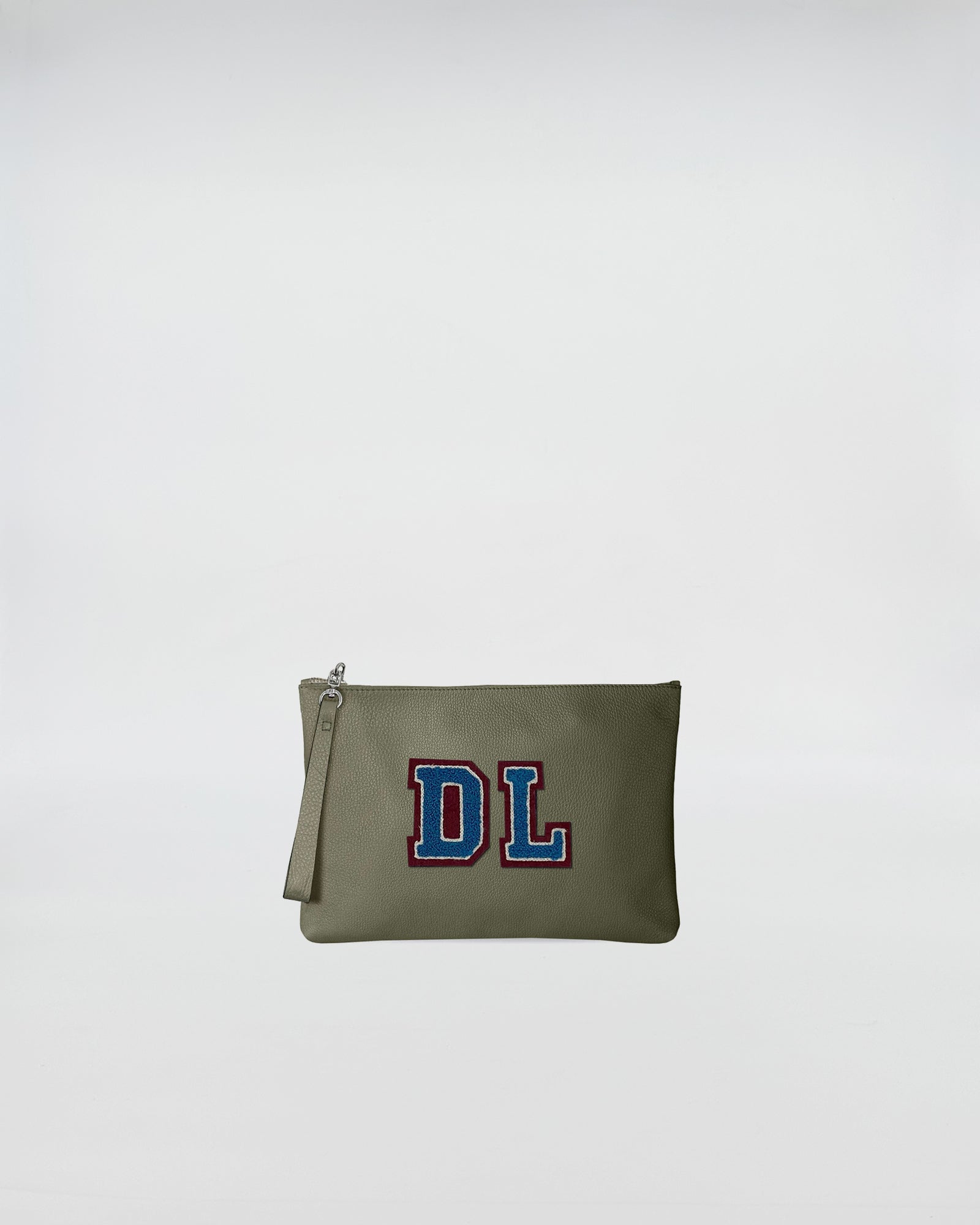 POCHETTE JOY PERSONALIZZATA con patch ricamato DL su fondo verde olive e chiusura con zip esterna.