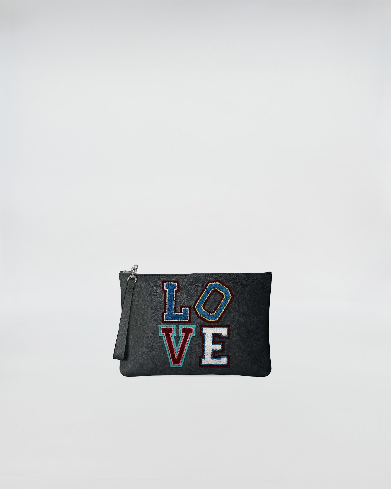 POCHETTE JOY LOVE PATCH with LOVE patch design, showcasing a minimalist style and practical zip closure.